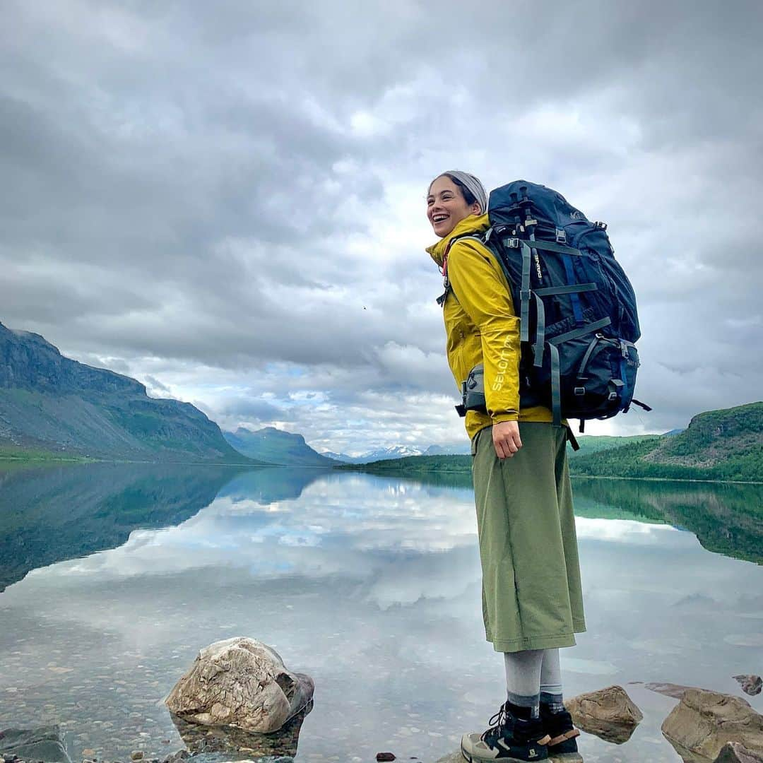 仲川希良さんのインスタグラム写真 - (仲川希良Instagram)「スウェーデンラップランドの"Kungsleden" 王様の散歩道と呼ばれる全長約450kmのロングトレイルです ・ 私はそのほんの一部を2泊3日でテント泊 荷物は1番重いときで14kgくらいでした ・ 何より水を持ち歩かなくていいのが素晴らしい…… 荒野を流れる小さな小川や氷河湖にたまったものも飲めるのです 補給する場所で色も味も違ってとても面白かった ・ ・ きれいな水は人間が生きるために必要不可欠 ・ たとえロングトレイルの最中でなくとも それを忘れてはいけないと改めて ・ ・ ・ 大荷物でヘルニアの腰や膝が痛まないか心配しましたが無事でした！ 厳選した装備のなかにはユビスラも入れて 3便乗り継ぐ長距離フライト中や撮影のため宿泊した山小屋でも装着 ・ 北極圏まで飛んだユビスラはたぶんコレだけでしょう……笑 ・ 夏の間はいつもより重い装備で長い距離を歩く方も多いかと思います 体を正しくラクに使うきっかけとしてとてもオススメです @slackrail_official  ・ ・ #🇸🇪 #🫎 #🏕️ #スウェーデン #ラップランド #アウトドア　#トレッキング #ハイキング #ロングトレイル　#テント #テント泊 #sweden #lapland #hiking #kungsleden」7月23日 21時35分 - kiranakagawa