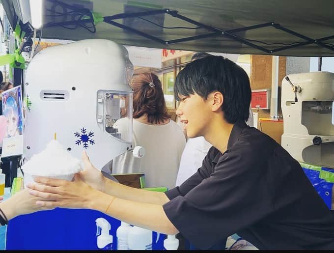 えるにーにょのインスタグラム：「お祭りの屋台でかき氷屋さんを手伝わせてもらいました🍧  今年の夏は初っ端から良い思い出作らせてもらったわ☀️  #夏はSummer」