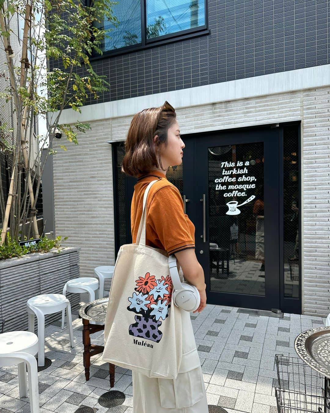 鈴本美愉のインスタグラム：「@muleau_official  7/28(金)〜30(日)に下北沢にてMuléau Marketが開催されます🛒 POPUPももちろん楽しんで欲しいのですが、一緒に下北沢も楽しんでいただけたらと思うので下北沢のおすすめお店紹介していきますー！  今回はTHE MOSQUE COFFEEというトルココーヒー屋さんです☕️ 熱した砂でコーヒーを煮出すという方法で、私も初めて見ました！ Basic CoffeeのLatteを飲んだのですが美味しかったですー！ぜひ!  そしてこのトートバッグはMuléau Marketで発売されるイラストレーターのYUKO MATOBA @matobakkusu さんとのコラボアイテムです🌼 私がお花がとても好きなのでお花の絵をリクエストさせていただきました✨ こちらもぜひ~」