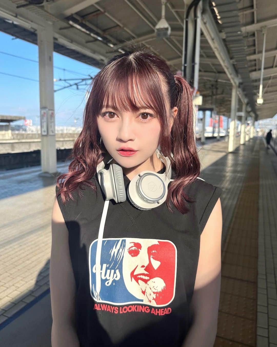 廣川奈々聖のインスタグラム：「ライブの後だったから、高めツインテールで新幹線乗った❕꒰ᐡ֊ ‧̫ ֊ᐡ꒱💭笑 ⁡ 不機嫌そうに見えるけど 眩しかっただけだよ〜〜😵‍💫🫶🏻 ⁡ ⁡ ⁡ ⁡ #夏コーデ #ツインテールアレンジ #ピンクラベンダー #ヒステリックグラマー #hystericglamour #ootdstyle」
