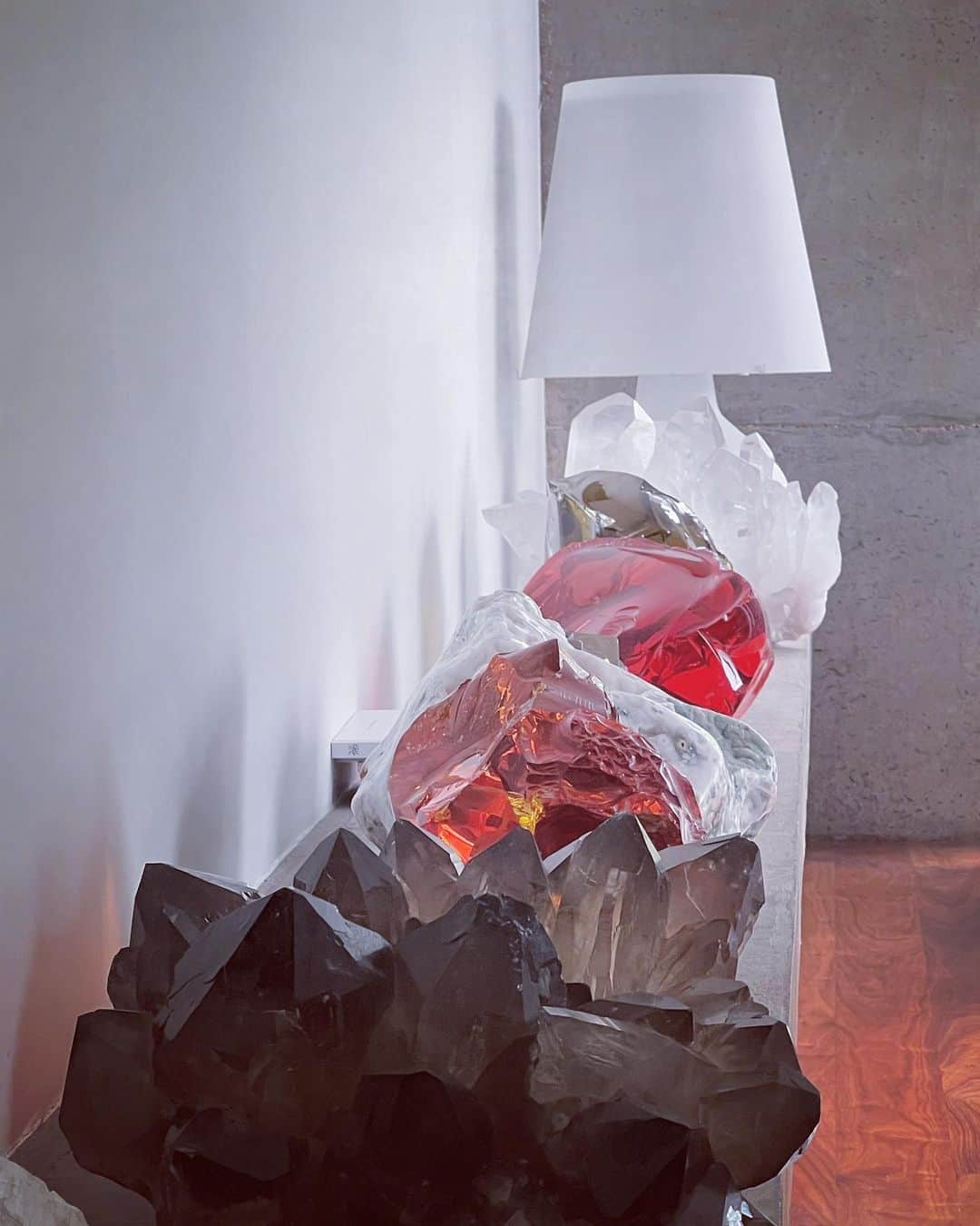 ニック・ナイトさんのインスタグラム写真 - (ニック・ナイトInstagram)「Smoky quartz , snow quartz, Orbicular Jasper, Swarovski crystals and Fontana Glass Table lamp.  @david.chipperfield」7月23日 21時44分 - nick_knight