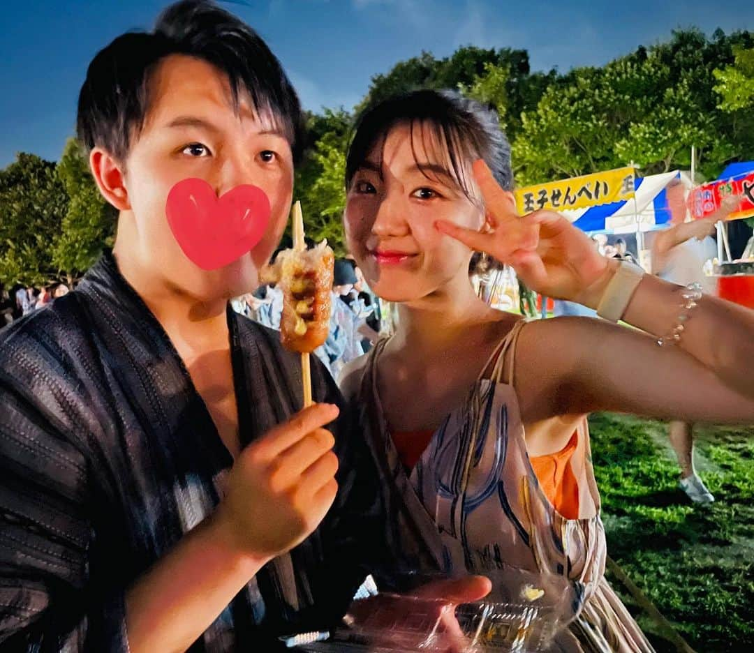 小林万希子さんのインスタグラム写真 - (小林万希子Instagram)「・  第４５回　 芦屋サマーカーニバル　 Ａｓｈｉｙａ　Ｄａｎｃｉｎｇ　Ｆｉｒｅｗｏｒｋｓ　Ｓｈｏｗ　２０２３  日中は炎天下のもと息子の用事に付き合ってフラフラで😵 夕方家に帰ってきて そのままフラフラしながらサマカへ❤️笑  今年はやっぱり人多し！  でも、出店でいろいろ買って食べたりライブを見たり💓 夏の風物詩をしっかり味わえました✨✨  かなり疲れた体にムチ打っていったんですが 花火はやっぱりいいですね‼️ 元気いただきましたーー💪✨  たまや〜〜〜🎆✨✨😆  #芦屋サマーカーニバル  #芦屋サマーカーニバル2023  #花火大会  #花火綺麗だった ✨ #夏はこうでなくちゃ 😘」7月23日 21時47分 - macky1218