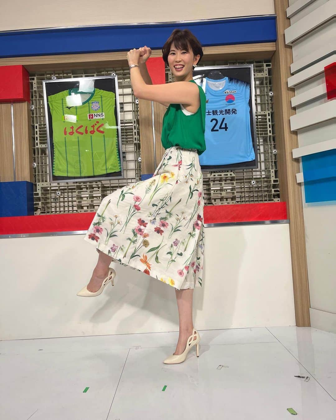 小松千絵のインスタグラム：「今日の #山梨スピリッツ ⚽️  勝利した翌日の番組はテンション高めです😂  ⚠️来週の山梨スピリッツは5分拡大⚠️ 明日決勝が行われる全国高校野球選手権山梨大会⚾️ 夏の甲子園に挑む代表校の戦力を分析します！！ 📺16時55分から放送です📺  まずは明日の決勝戦が楽しみです！ #YBSラジオ で実況中継しますので ぜひお聞きください📻  ピアス #HIJI工房 ヘアセット #CHARME  #山梨県 #山梨 #yamanashi #甲府 #アナウンサー #ラジオパーソナリティ #ラジオパーソナリティー #ラジオ #radio #radiko #山梨放送 #ybsラジオ #小松千絵 #山梨スピリッツ #山梨スポーツ #ラジオ好きな人と繋がりたい」