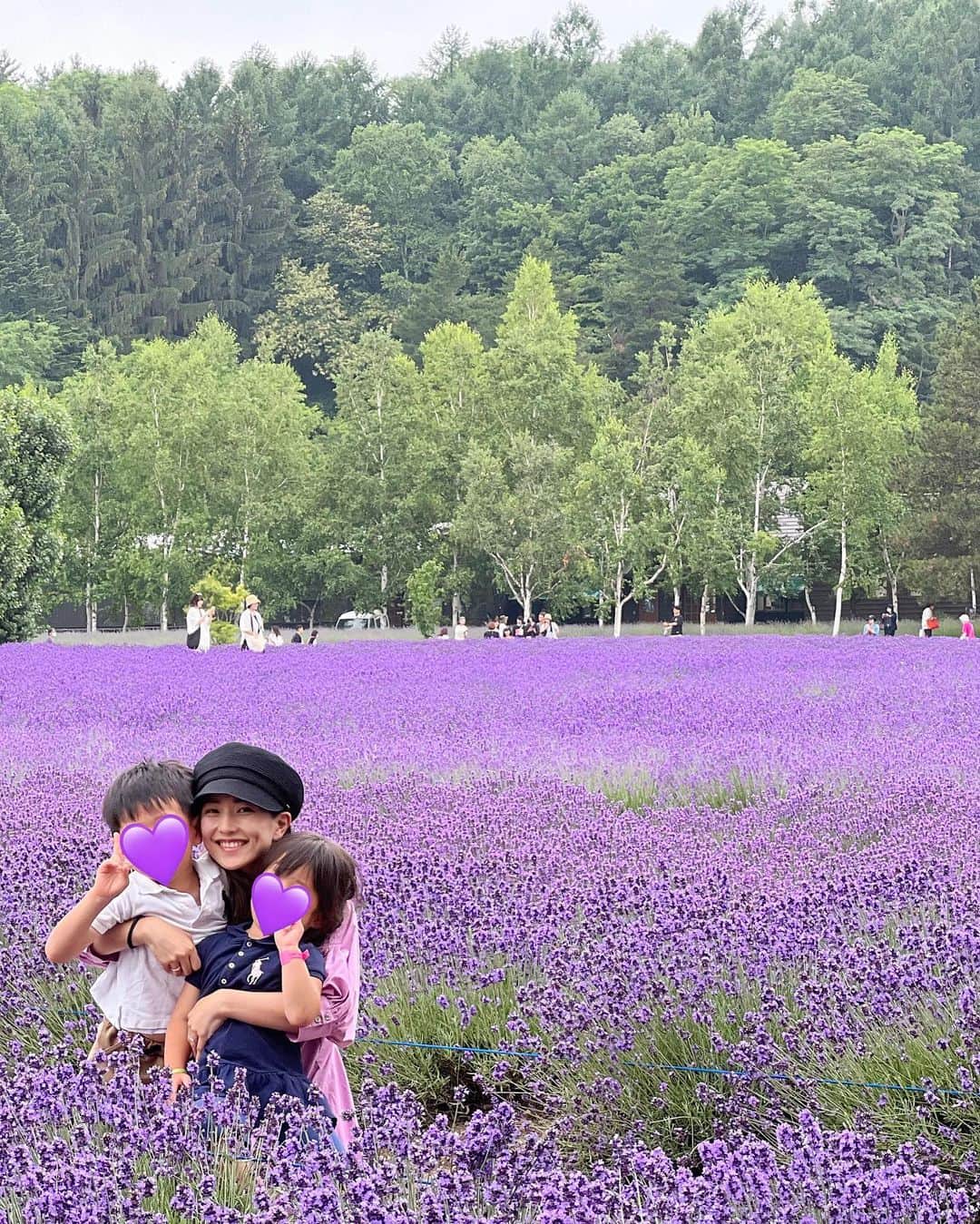 Remiさんのインスタグラム写真 - (RemiInstagram)「lavender carpet💜 富良野のラベンダー畑は今が満開！ 紫のカーペットに入り込みメルヘンな世界✨ 絶景巡りドライブ楽しかった☺️  —————— 📍北海道 1-2 #ファーム富田　(富良野) 3 #青い池 (美瑛) 4 #ジェットコースターの道 (富良野)  🗓2023/7 ——————  #北海道 #富良野 #美瑛 #子連れ北海道 #子連れ旅行 #ラベンダー畑 #絶景#visitjapan #lovetabi #lovetabimama」7月23日 21時48分 - remi_912