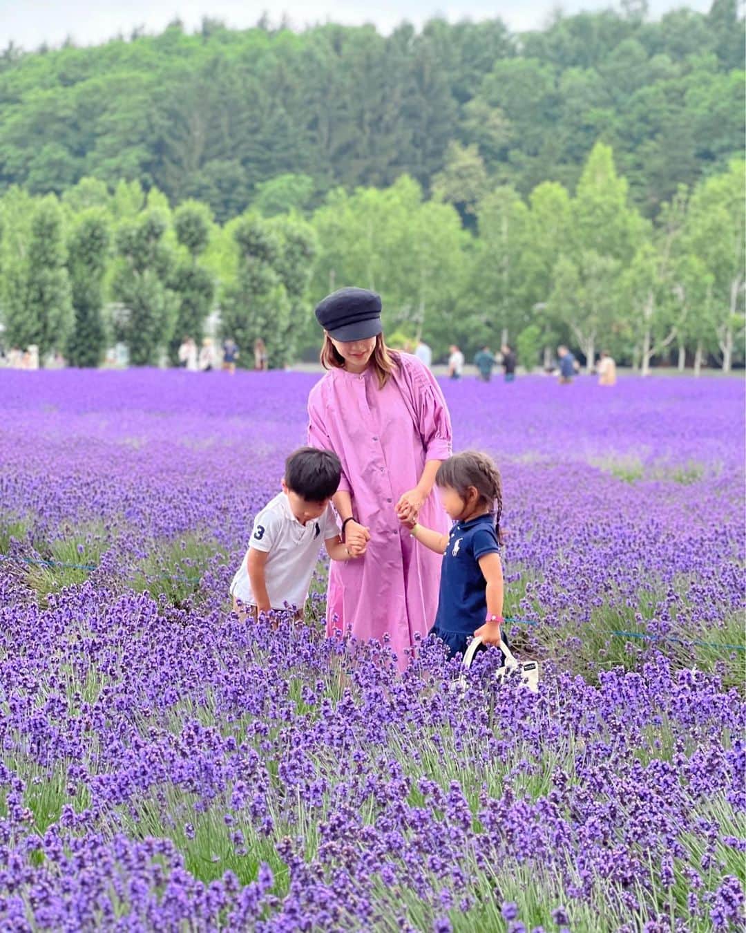 Remiさんのインスタグラム写真 - (RemiInstagram)「lavender carpet💜 富良野のラベンダー畑は今が満開！ 紫のカーペットに入り込みメルヘンな世界✨ 絶景巡りドライブ楽しかった☺️  —————— 📍北海道 1-2 #ファーム富田　(富良野) 3 #青い池 (美瑛) 4 #ジェットコースターの道 (富良野)  🗓2023/7 ——————  #北海道 #富良野 #美瑛 #子連れ北海道 #子連れ旅行 #ラベンダー畑 #絶景#visitjapan #lovetabi #lovetabimama」7月23日 21時48分 - remi_912
