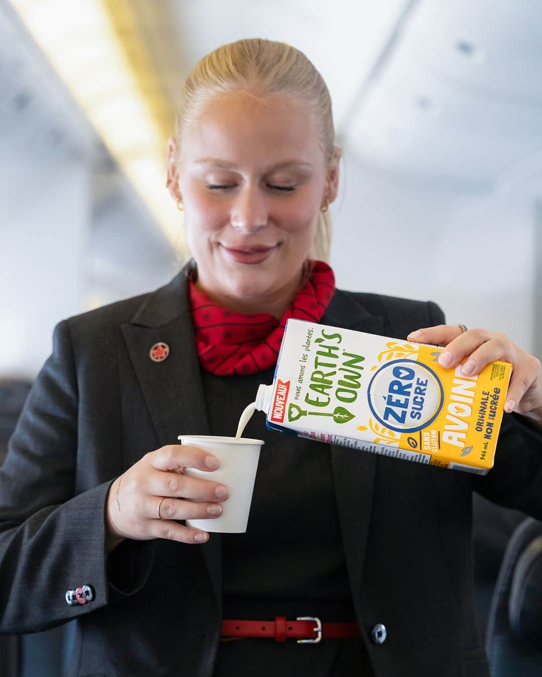 AIR CANADAのインスタグラム：「Sip on more of what you love while you soar. Add @earthsown oat milk to your coffee or tea. We’re the first Canadian airline to offer oat milk by request on all flights. . . Un plus grand choix de boissons vous est maintenant offert à bord. Dégustez votre café ou thé avec de la boisson d’avoine Earth’s Own. Nous sommes le premier transporteur aérien au Canada à offrir de la boisson d’avoine sur demande à bord de tous les vols.」