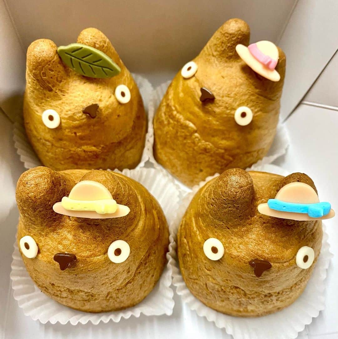 江口寿史のインスタグラム：「今日の差し入れ。 トトロのシュークリーム。 か、かわいい。 白髭のシュークリーム工房さんありがとうございました。」