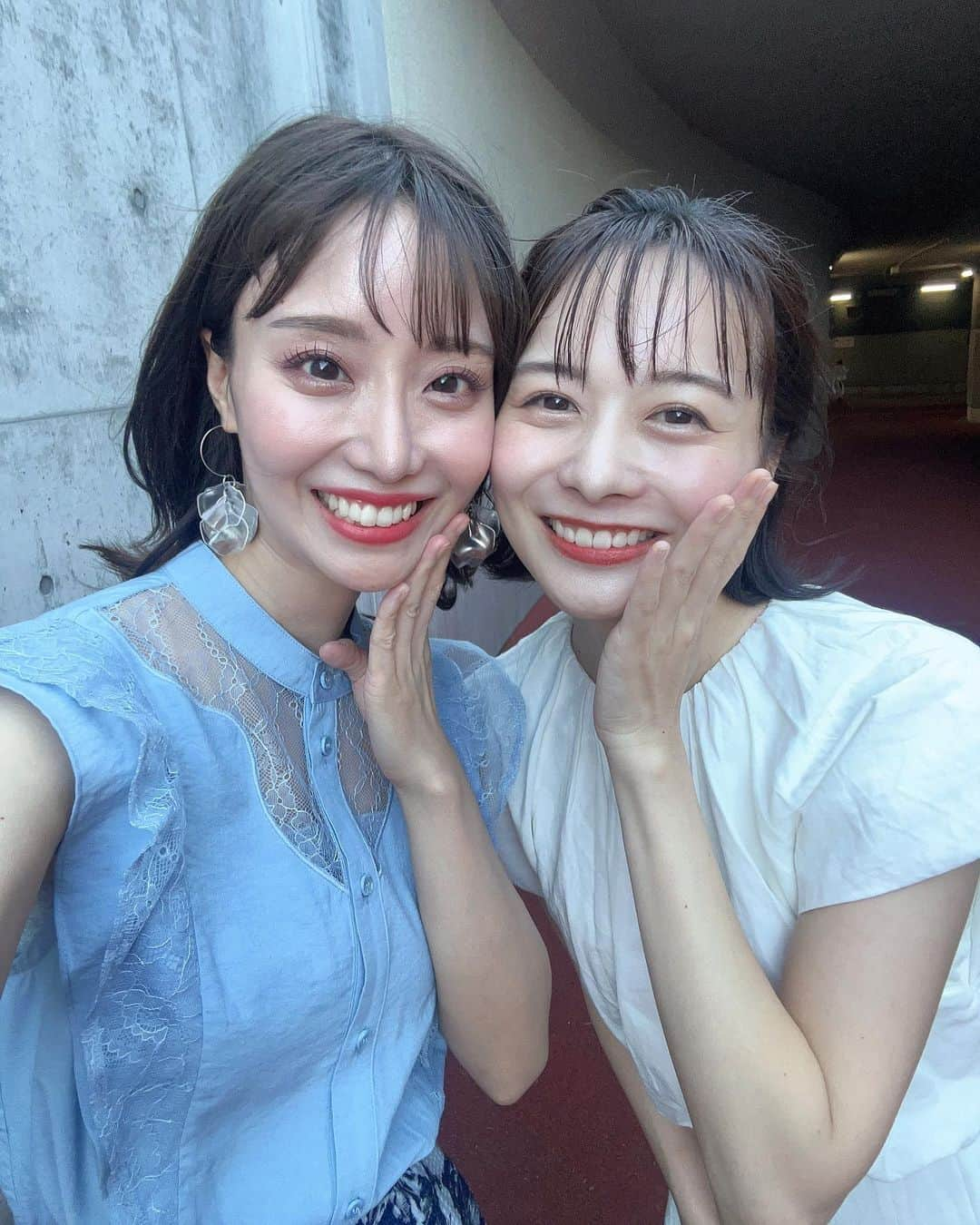 高見侑里さんのインスタグラム写真 - (高見侑里Instagram)「◡̈♥︎ 今日は、開設から70周年の#中京競馬場 のイベントに参加させていただきました☺️ ⁡ 振り返るととっても充実した一日で、まずはお昼のトークショーでご一緒させていただいた#キンタロー 。さんと、同じ事務所の#柴田阿弥 ちゃんとイベント前に、中京テレビの「前略、大とくさん」に中継でイベントの告知をさせていただきました🙏 ⁡ 中継中、この週末に開催されていたエスニックフードフェスに出展されていたメニューのひとつ、バインミーをいただいたのですが、スイートチリソースが効いていて、暑い夏にぴったりな一品でした✨ ⁡ そしてその後、お昼のトークショーで中京テレビの#佐野祐子 アナウンサーがMCを務めてくださり、みんなで楽しく中京記念の予想大会✏️ ⁡ キンタロー。さんの、SKE時代の阿弥ちゃんのモノマネがとってもおもしろかったです🤣 ⁡ お昼のトークショーが終わってからは、中京競馬場のおすすめグルメということで、おいしいどて煮をいただいたり、女性専用スペースのUMAJO SPOTを覗きに行ったり🤍 ⁡ 本当はUMAJO SPOTでお茶をしようと思っていたのですが、大行列だったので中には入らず、入り口で写真だけ撮ってきました📷 ⁡ そして本日のメインレース、#中京記念 🏇 ⁡ 勝った#セルバーグ は逃げ切りで強かったですね👏 ⁡ 私は今日は#ディヴィーナ を本命にしていて、三連複一頭軸流しという買い方ではじめは相手を８頭にしていたのですが、少し絞った方が良いかなと思い、最後に外してしまったのがセルバーグで…😂 ⁡ 一方、阿弥ちゃんはセルバーグが本命で見事ワイドを当てていました！すごい！！ ⁡ 最終レースが終わってからは、中京競馬広報大使の#高田純次 さんとのトークショー🎤 ⁡ こちらも佐野さんがMCを務めてくださり、私たちをうまくまとめてくださいました🙇‍♀️ ⁡ 前にはスタンドにいらっしゃるたくさんの来場者の方々、そして今中京競馬最終週ということで、今日は全レース終了後にコースが開放されていて、後ろには芝の上を歩かれる来場者の方々と、どこを見てもたくさんの来場者の皆様がいらっしゃって、今日という日を同じ空間で過ごした方がこんなにもいらっしゃったのだと嬉しい気持ちになりました！ ⁡ 今日イベントに参加さてくださった皆様、関係者の皆様、ご一緒させていただいた皆様、とっても楽しい時間をありがとうございました🥰 * ワンピース…#ánuans ピアス…#taocollection」7月23日 21時59分 - yuri_takami_official