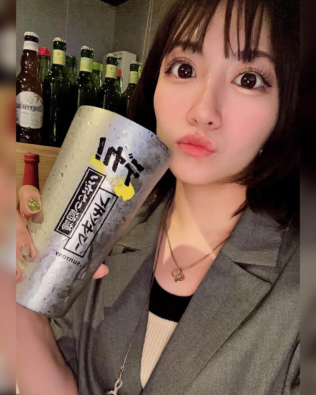 なつきのインスタグラム：「. ウクレレで飲んでる写真たくさんある(これは昨日) 今日も可愛い飲み友達増えた🫶 . #シティーグループ #ニュークラ #ベルベ #鈴鐘 #クラブベルべ #クラブ鈴鐘 #ホステス #キャバ嬢 #すすきのキャバクラ #すすきのホステス #ショートカット女子 #酒好き」