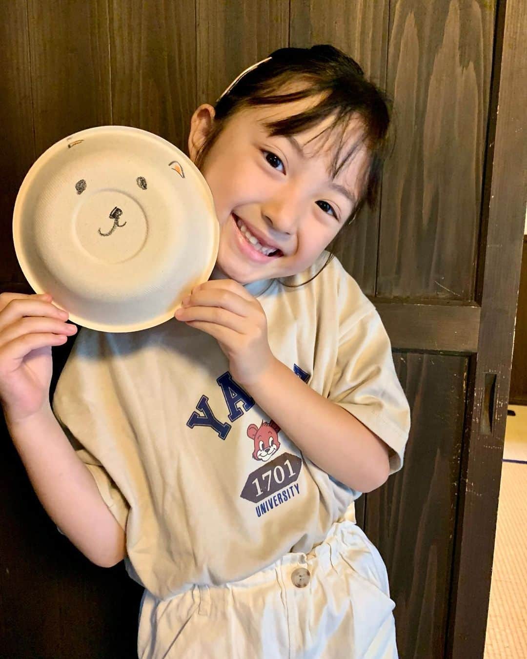 satomiのインスタグラム：「🐻🤎  紙皿にくまさんを描いたよ〜✏️ りいなは工作や折り紙がだいすき！  ぼくちゃんは はい、ポーズ！って言うと ポーズしてくれるようになったよ🤍  #7歳 #1歳7ヶ月 #生後19ヶ月 #令和3年ベビー #6歳差 #6歳差姉弟 #姉弟 #小学生 #小学2年生 #小2 #夏休み #工作 #ペアマノン #pairmanon #バースデイ #淡色コーデ #くま #くまさん」