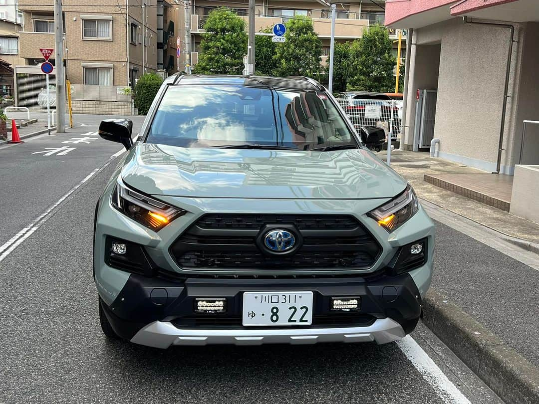 野口克也さんのインスタグラム写真 - (野口克也Instagram)「昨日からRAV4納車記念ツーリングでした。  本来社用車でCX8の後釜発注でしたが、諸事情で個人所有に。 1月にロードスターを売却してから半年ぶりの自分の車です。  RAV4アドベンチャーハイブリッド！ いまは発注から納車まで1年以上待ちらしいです。  国道254縛りで、環八と254の交差点からずっと254で佐久まで。 安ビジネスホテルに一泊後、松本の入り口の、国道254の終点でゴール。  空撮して以来の松本城詣をしつつ、松本の建物巡りを堪能。 各所に沸いている井戸水が冷たくて気持ちよかった！  帰りは国道20号縛りで帰ろうとしつつも、さすがに時間がかかりすぎる感じと、中央道行くにしてもいつもの小仏峠あたりの渋滞が予想されたので、白樺湖から佐久に戻って帰ってきました。 横川でお約束の釜飯を吸収後、制限速度でぶっ飛ばして帰宅。  RAV4。 暑い川口でアイドリングしながら色々作業した燃費も引きずって14キロ。 低速から中速は2モーターハイブリッドのおかげで滑らかかつ静かな走り。 でも、峠道や高速はCVTのクセがでて、走りに不満があるわけじゃないけど、気持ちよくはないかなー。 7速オートマとかだと気持ちよかったのかも。」7月23日 21時52分 - stratoblue