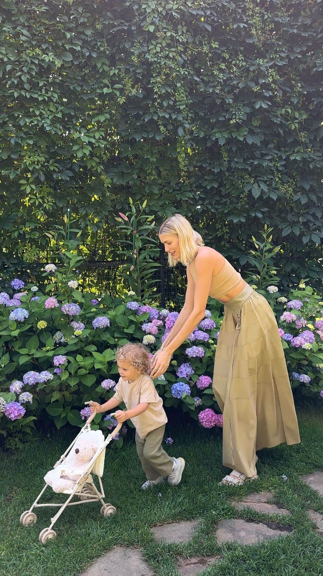 エレナ・ペルミノヴァのインスタグラム：「Weekends like this 🥰☀️🥒☘️ Счастливые выходные с моим Сашулькой 🫠」