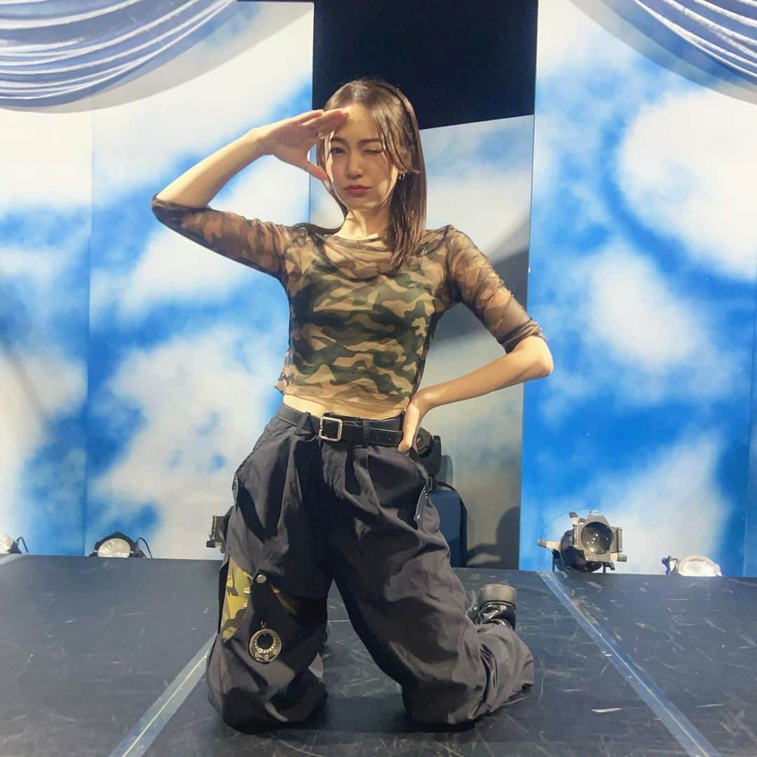 小林美季のインスタグラム：「舞台「失物lost and…」 終演しました！  ご来場頂いた皆さん 配信でご観劇頂いたみなさん 本当にありがとうございました🖤  舞台でダンスするのも初めてで しかも5曲！！ そして ”優しさを失ったウセモノ” ユウちゃんは 稽古始めたばかり時は 頭痛くなりながら挑んだ役でした*  みんな可愛くて個性的で 素敵なキャストさんたち。 部活みたいな こゆいこゆい時間でした。  お客様 全スタッフさん ウセモノのみんな ありがとうございました🎠  前を向いて、、 自分を見失うことなく 優しい心を持って生きていこう*  #舞台 #失物lostand #終演 #配信はまだ見れますよ  #thankyou」