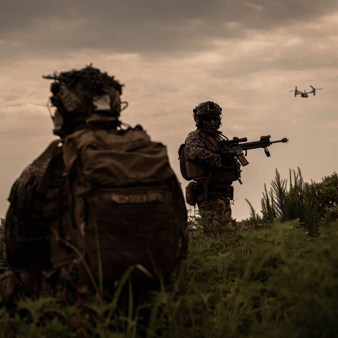 アメリカ海兵隊のインスタグラム：「Joining Forces  📍 North Carolina (July 12, 2023)  #Marines assigned to @2dmardiv conduct a joint air assault with the United Arab Emirates National Presidential Guard.   The exercise serves as an opportunity for the U.S. Marines to interact, exchange skills, and train with partner nations.   📷 (U.S. Marine Corps photo by Cpl. Ethan Robert Jones)  #USMC #MarineCombatArms」