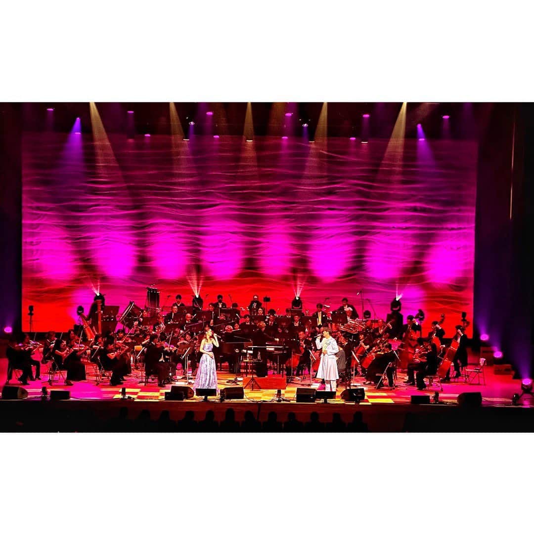 木下晴香のインスタグラム：「🤴 ⁡ billboard classics  #山崎育三郎 Premium Symphonic Concert Tour 2023 －PRINCIPE－ ⁡ 今日は！福岡サンパレスでの育三郎さんのコンサートにゲスト出演させていただきました✨ ⁡ 九響の皆さんのフルオーケストラの演奏にのせて 歌わせてもらった贅沢なひと時🥹 ⁡ ♪愛していればわかり合える ♪美女と野獣 ♪僕のヒロインになってくれませんか  3曲をデュエットさせていただきました🎤 ⁡ 楽しくて、そしてすごく気持ちよかったです… とっても幸せでした。 素敵な1日を本当にありがとうございました！」
