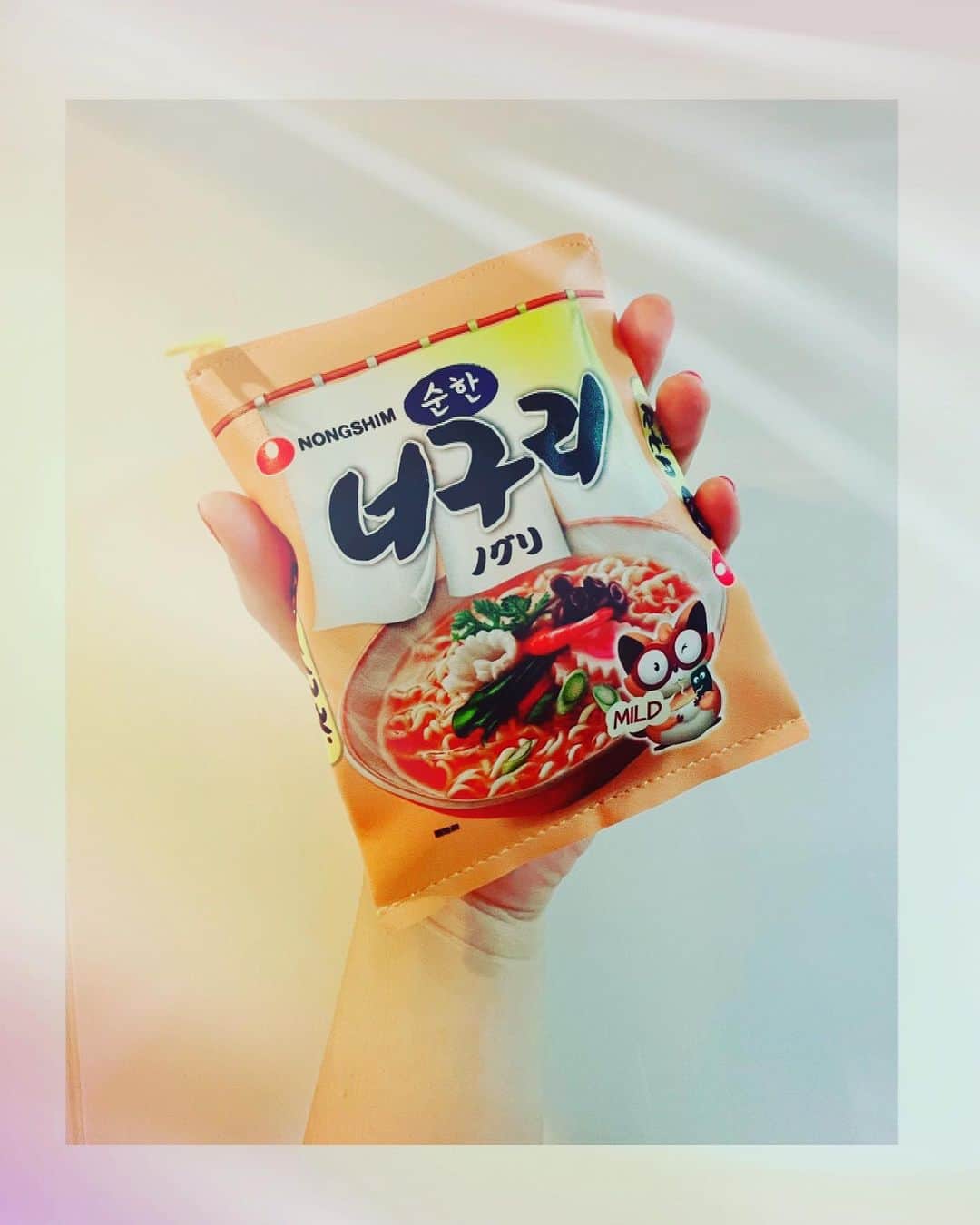紺野ぶるまのインスタグラム：「ちょっとついにノグリらーめんがポーチになってる わたしは辛ラーメンが好きなんだけど、今日はそこまで辛いの違うかもって時はノグリらーめんを食べるんだけど、気づいたらノグリのが食べてる回数多くなってるんだよね、こんなこといいいたかないけど、わたしは流行る前から食べてたし、いつかこんな日がくることともわかってたよ だって15年くらい前カルディで働いてたんだもん、まじで 次は赤が出るまでやるんだわい  #ノグリ #ガチャガチャ」