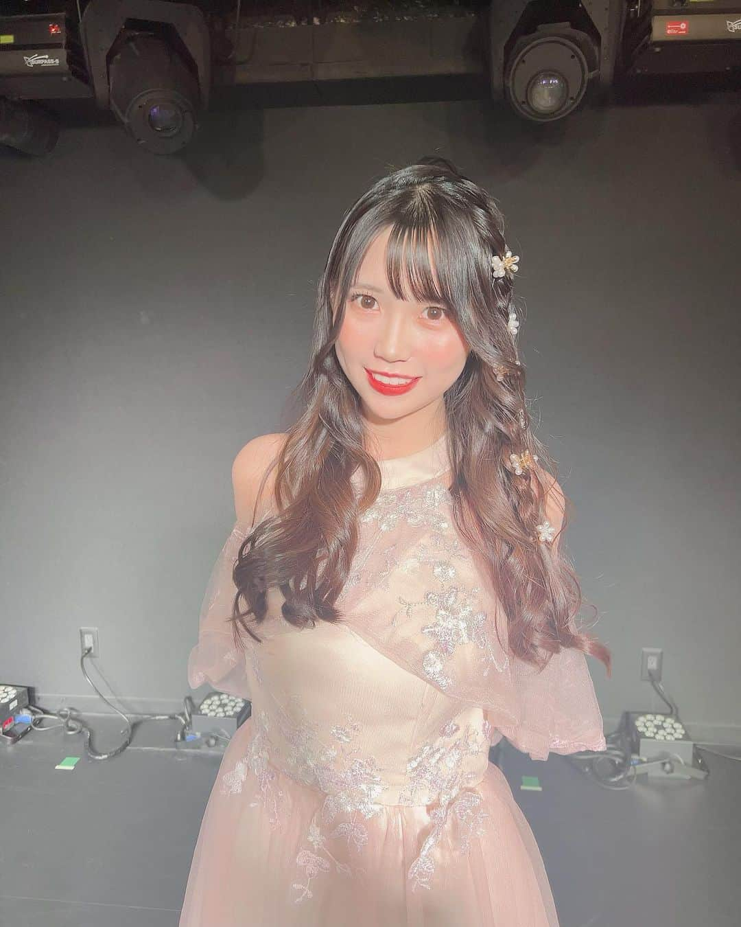 尾上美月のインスタグラム：「昨日は、初のオフラインイベントでした！👏 来てくださった皆さん、ありがとうございました🙇‍♀️  遠くから会いに来てくださった方もいて、本当に嬉しかったです🥲✈️  みんなと直接会って、いっぱいおしゃべりして元気貰いました＾＾❤️ わたしもなかなかお喋りだけど、わたしのファンの方ってほんとお喋りな人多いなって感じました😂😂  また早くみんなでわいわいしたいですね😉🩷 次会える日を楽しみに頑張ります＾＾🥰  全国のコンビニで昨日の写真が購入できるので、ぜひゲットしてください🤍📷詳細はTwitterとストーリーに載せてます🌟  #オフ会 #イベント #ootd #fashion #eプリント #fyp」