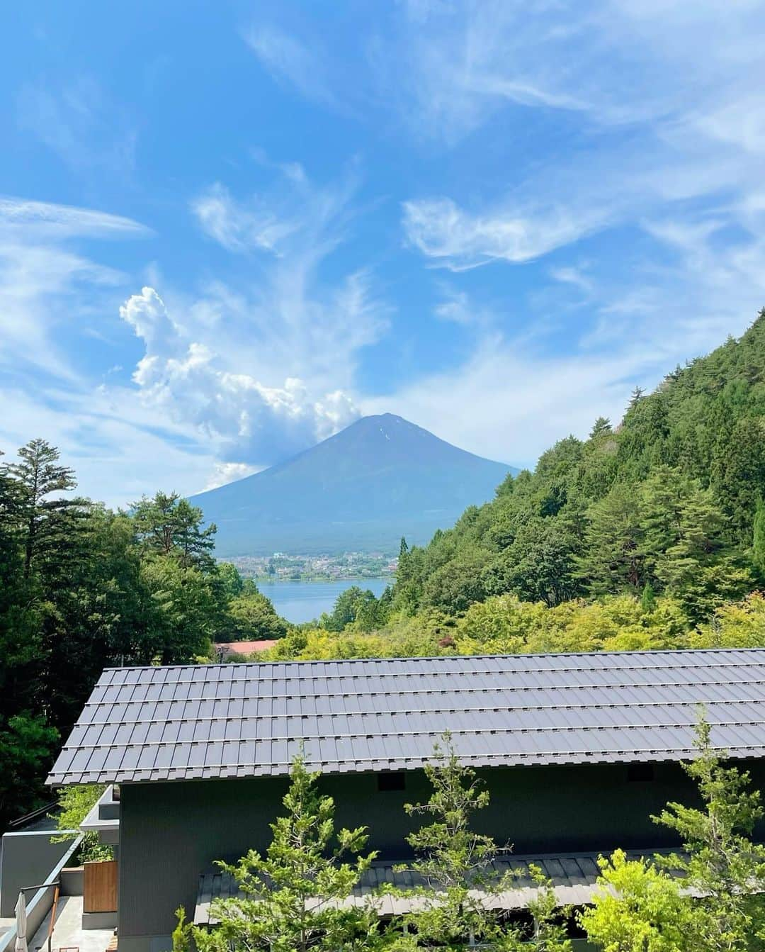 越馬千春さんのインスタグラム写真 - (越馬千春Instagram)「. ♨️🤍  窓を開けたら富士山🗻✨ 毎年行きたくなる大好きな場所です🤍  思いっきり駆け抜けた週末✨☺️ また1週間頑張ろ❣️  #男の子ママ#👩🏻#ママライフ#ママ#育児日記#年子育児#年子兄弟#年子兄弟#4歳男の子#2歳男の子 #chiharukoshiba_trip #子連れ旅行#ふふ河口湖#富士山#河口湖」7月23日 21時56分 - chiharukoshiba