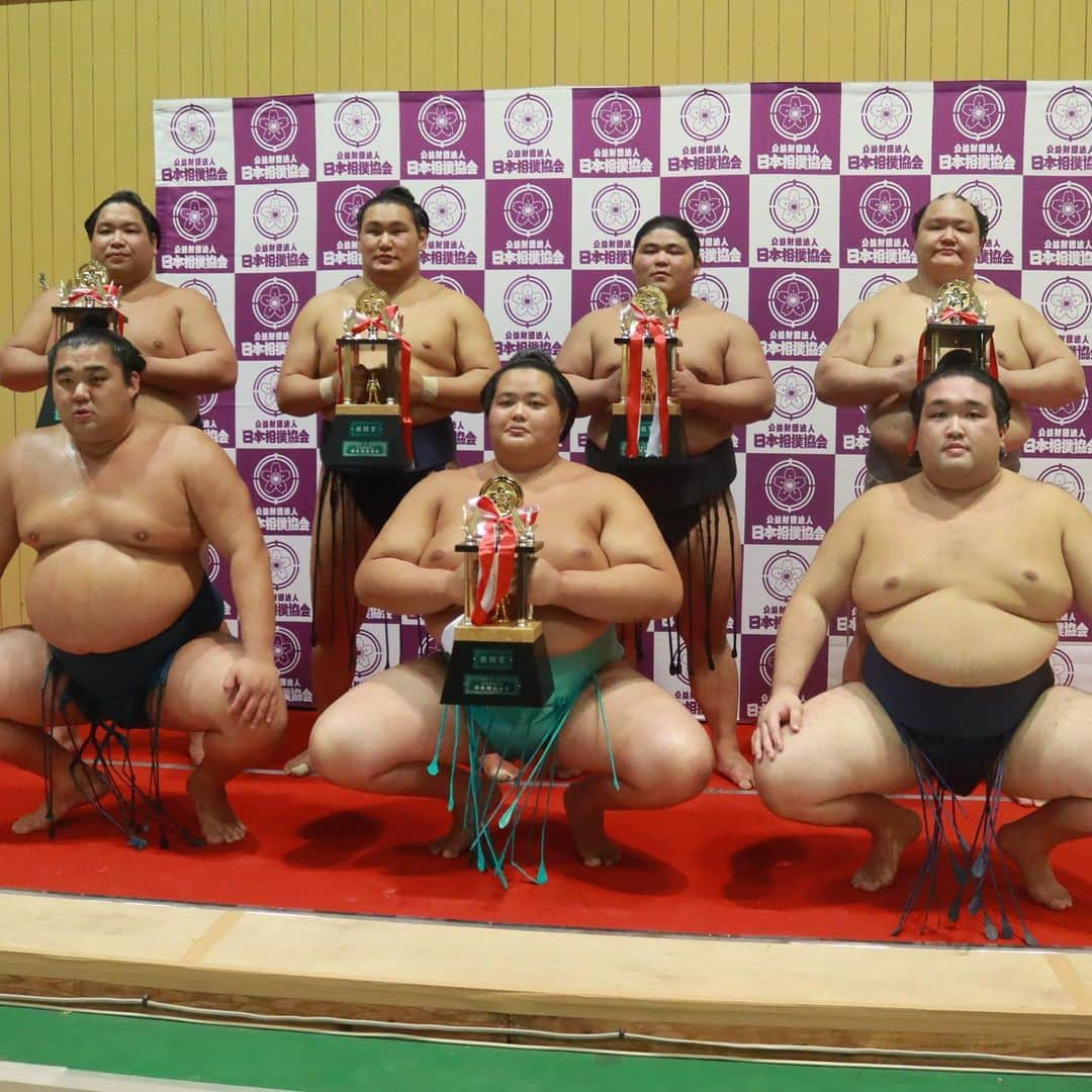 日本相撲協会さんのインスタグラム写真 - (日本相撲協会Instagram)「大相撲名古屋場所　千秋楽 関脇 豊昇龍が北勝富士との優勝決定戦を制し、見事自身初の幕内最高優勝を果たしました。  三賞受賞 殊勲賞　錦木(初) 敢闘賞　豊昇龍(初)、琴ノ若(4)、北勝富士(初)、豪ノ山(初)、湘南乃海(初)、伯桜鵬(初) 技能賞　伯桜鵬(初)  各段優勝 十両　熱海富士(伊勢ヶ濱) 幕下　時疾風(時津風) 三段目　若碇(伊勢ノ海) 序二段　小城ノ正(出羽海) 序ノ口　安大翔(安治川)  今場所も15日間、ご声援ありがとうございました！ 	  #sumo #相撲 #七月 #名古屋場所  #取組 #お相撲さん#豊昇龍  #北勝富士 #琴ノ若 #錦木 #豪ノ山 #湘南乃海 #伯桜鵬  #愛知 #名古屋 #nagoya  #japan #japanculture #sumowrestler」7月23日 22時03分 - sumokyokai