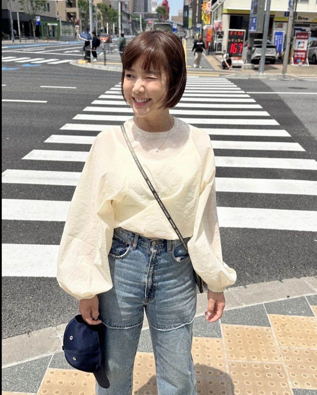 リー・ジャーインのインスタグラム：「今晚9點YouTube上新片💓  這集來分享兩家 我在福岡吃到很好吃的店  吉塚「蒲燒+素燒鰻魚飯」 這家是百年老店 也曾經被米其林肯定 雖然大排長龍等了一小時 但我覺得美味程度很值得 它把鰻魚燒烤得表皮酥脆 但肉質卻保有鰻魚的黏牙  比較特別的是 這家店還吃得到「鰻肝」 因為蠻喜歡吃內臟的 就點來嚐鮮一下 吃起來不會太粉 反而有種QQ咬勁 微微苦苦的口味很好吃！  另一家店 是福岡博多名物「牛腸鍋」 有名的牛腸鍋店 大家上網查應該都有介紹 我選了福岡在地朋友推薦的 德永屋總本店 需要提前預約喔！  位置很舒服的坐在脫鞋的榻榻米房 除了牛腸、也有些前菜小點可以選  我跟朋友選了經典的「味增湯底」 還有「唐辛味增湯底」 兩種不同口味 店員介紹這裡面有多種味增調和 所以味道很濃郁、入味  牛腸鍋的特色是上面會鋪滿韭菜 煮軟就可以開動啦～ 牛腸在其他地方比較少吃到 所以是抱著嚐鮮的心情吃下第一口 意外的好吃！因為沒有內臟的腥味！ 店家把牛腸處理得很乾淨 一口大小剛剛好容易入口 不會咬不爛像橡皮筋 聽說牛腸富含滿滿膠原蛋白 女生吃了也有養顏美容的好處唷！  這兩個都是來福岡一定要吃的店 除了拉麵！ 大家可以試試在地料理 真的都非常歐伊西唷～👍🏻👍🏻👍🏻」