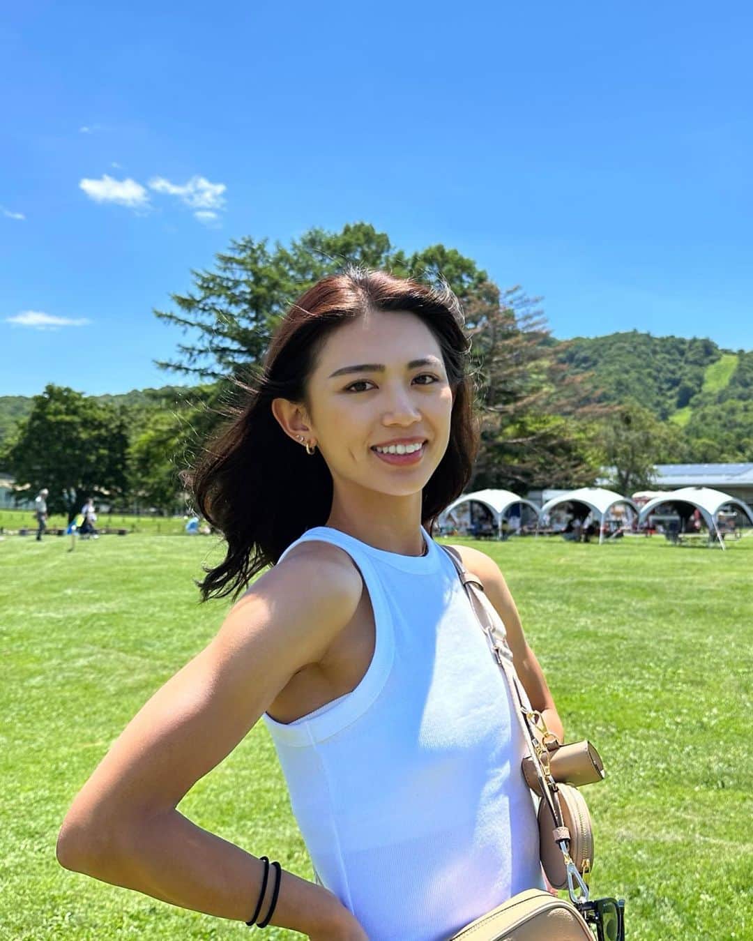 坪井ミサトのインスタグラム：「久々の私服🤍 連休取れたので少し遠出しました😊  いっつもウェアだから たまには私服投稿🤣 次の投稿はきっとウェアです←笑  #outfit #私服 #自然 #white #休日」