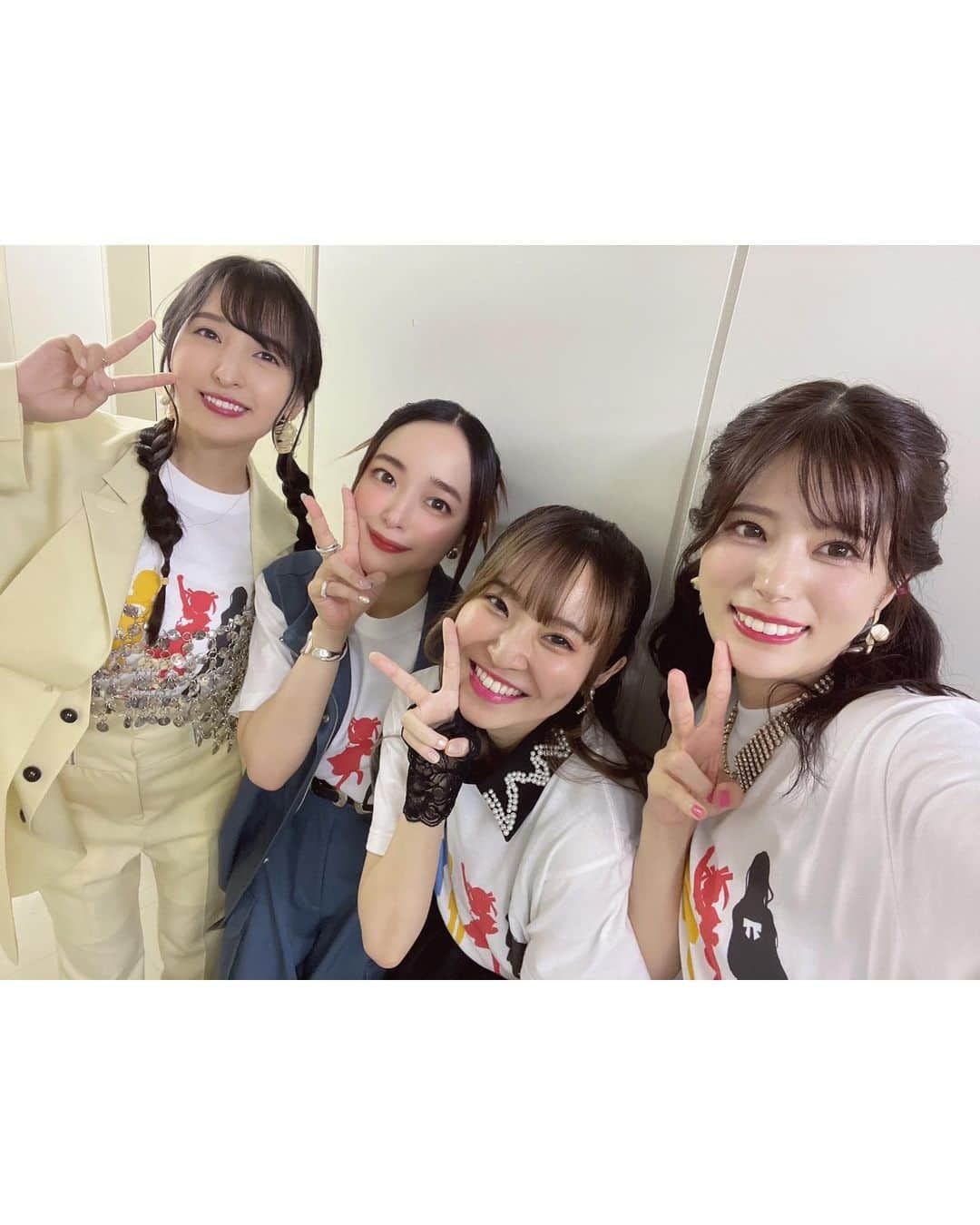 潘めぐみさんのインスタグラム写真 - (潘めぐみInstagram)「🖤❤️『4人はそれぞれウソをつく』💛💙  予定にはなかった。  だけど、多田プロデューサーの愛情によって実現した今回のイベント。  こんなことって、なかなかないよ。  そもそもアニメ化したことが、多田さんのアツい想いあってだったから。  橿原まどか先生によって描かれた原作も、星野真監督のもと作られたアニメも、最終回を迎えてしまったけれど、最終回を迎えられる幸せってあると、最近、凄く思っていて。  だからこそ、きっと今日のイベントがあったし、先生や監督、みんなの言葉や想いのうちを聞けたような気がしているの。  ウソから始まったこの物語だけれど、リッカ、千代、関根、翼の、嘘から出た実のひとときだった。  出逢えてよかった。  ありがとう。  この日々が続くようにと…  __________  配信のアーカイブもあるから是非観て欲しい。  作品や現場の話はもちろんだけれど、朗読劇からマーダーミステリーに、タイムショッキング、まさかのサプライズもあって、3時間近くの1回公演。  12話というタイトルに相応しい内容になっているので。  芳忠さんにお会いできたら、御礼言わなくちゃね。  #4ウソ #よにぞれ」7月23日 22時04分 - han_meg_han