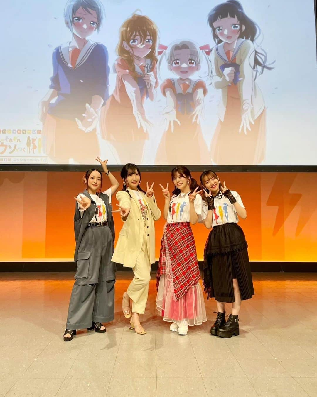 潘めぐみのインスタグラム：「🖤❤️『4人はそれぞれウソをつく』💛💙  予定にはなかった。  だけど、多田プロデューサーの愛情によって実現した今回のイベント。  こんなことって、なかなかないよ。  そもそもアニメ化したことが、多田さんのアツい想いあってだったから。  橿原まどか先生によって描かれた原作も、星野真監督のもと作られたアニメも、最終回を迎えてしまったけれど、最終回を迎えられる幸せってあると、最近、凄く思っていて。  だからこそ、きっと今日のイベントがあったし、先生や監督、みんなの言葉や想いのうちを聞けたような気がしているの。  ウソから始まったこの物語だけれど、リッカ、千代、関根、翼の、嘘から出た実のひとときだった。  出逢えてよかった。  ありがとう。  この日々が続くようにと…  __________  配信のアーカイブもあるから是非観て欲しい。  作品や現場の話はもちろんだけれど、朗読劇からマーダーミステリーに、タイムショッキング、まさかのサプライズもあって、3時間近くの1回公演。  12話というタイトルに相応しい内容になっているので。  芳忠さんにお会いできたら、御礼言わなくちゃね。  #4ウソ #よにぞれ」