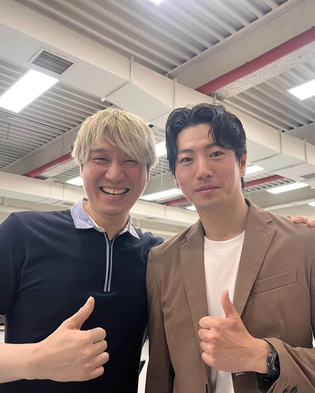 矢崎広さんのインスタグラム写真 - (矢崎広Instagram)「なんと😳ミュージカル「ダーウィン・ヤング」を生んだソウル芸術団を訪問させていただきました。  突然の訪問にも関わらず、各施設や劇場、稽古場から稽古風景まで見せてもらう等、とても暖かく迎えいれてくださり感激です😭😭  沢山沢山見せてもらって写真を撮ったのですが、全ては載せられずごめんなさい。  スリーショットの写真は 左が若いラナーを演じた イ・ギワンさん 右が再再演でダーウィン・ヤング を演じたキム・ヨンハンさん  ツーショットは バズ・マーシャルを演じた クム・スンフンさんと。  先日観た芝居、「ラフエスト」は 「人は去り芸術は残る」が作品の一つのテーマでしたが、でも人があって、作り手があってこその芸術が始まるのだなと。 芸術団で会う人全てがそんな素敵なパワー溢れる方々でした。  ぜひまた訪れたい。 故郷がまた一つ増えたようなひと時でした。  歓迎していただき本当に嬉しかった。ありがとうございました！  #ソウル芸術団  #서울예술단」7月23日 22時04分 - hiroshi_yazaki