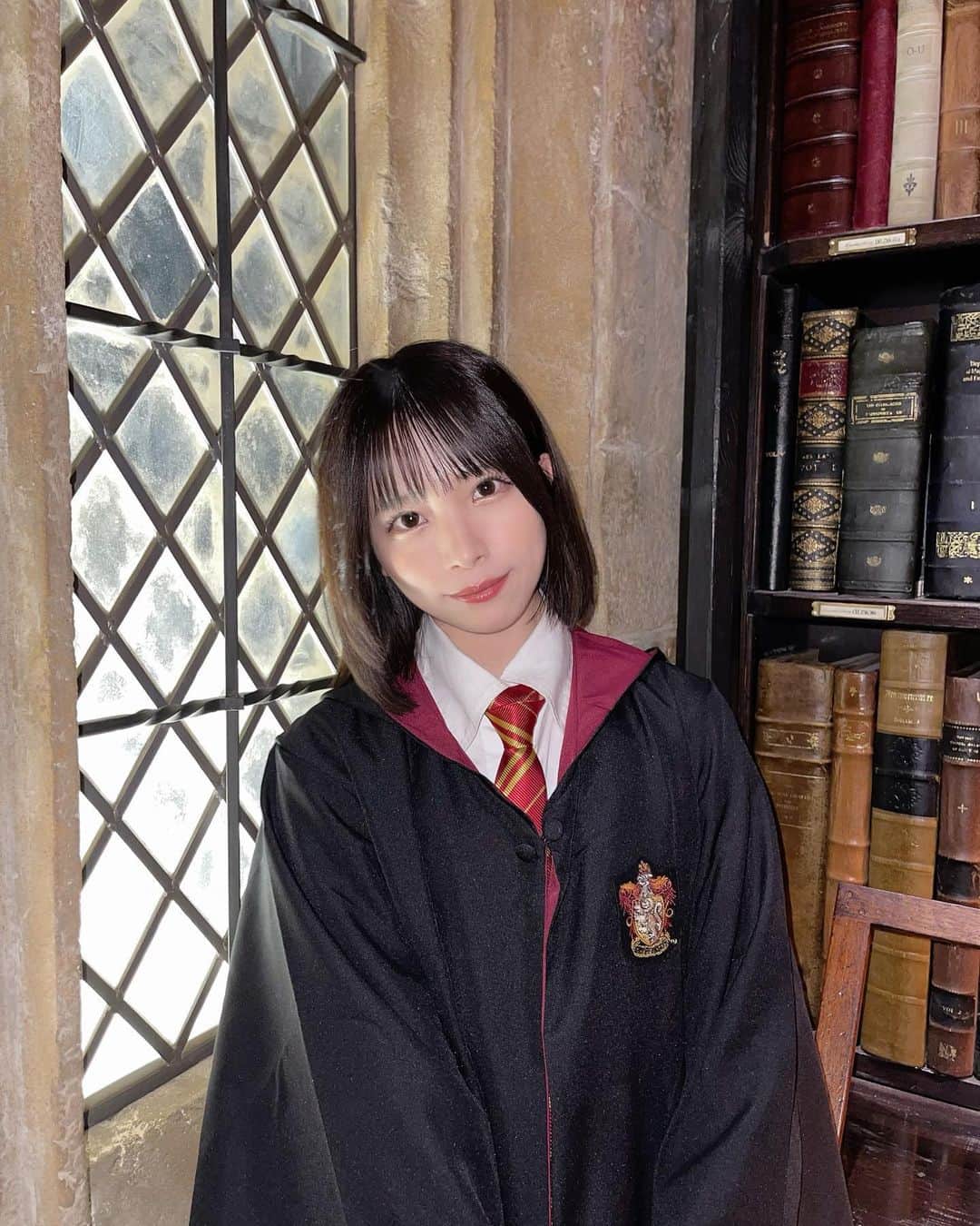 のインスタグラム：「ハリーポッタースタジオツアー🪄  みんなはどの寮が好き？❤️💛💙💚 我は圧倒的グリフィンドール！  自分がマグルだということが受け入れられないくらいどこも全部が凄い空間でした🥹✨  まだまだ見足りないからもっと行きたい！  ここは図書室だよ〜！！📚  #harrypotter #harrypotterfan #harrypotterworld #griffin #griffindor #ハリーポッター #ハリー #ハリポタツアー #ハリポタ #warnerbros #warnerbrothers」