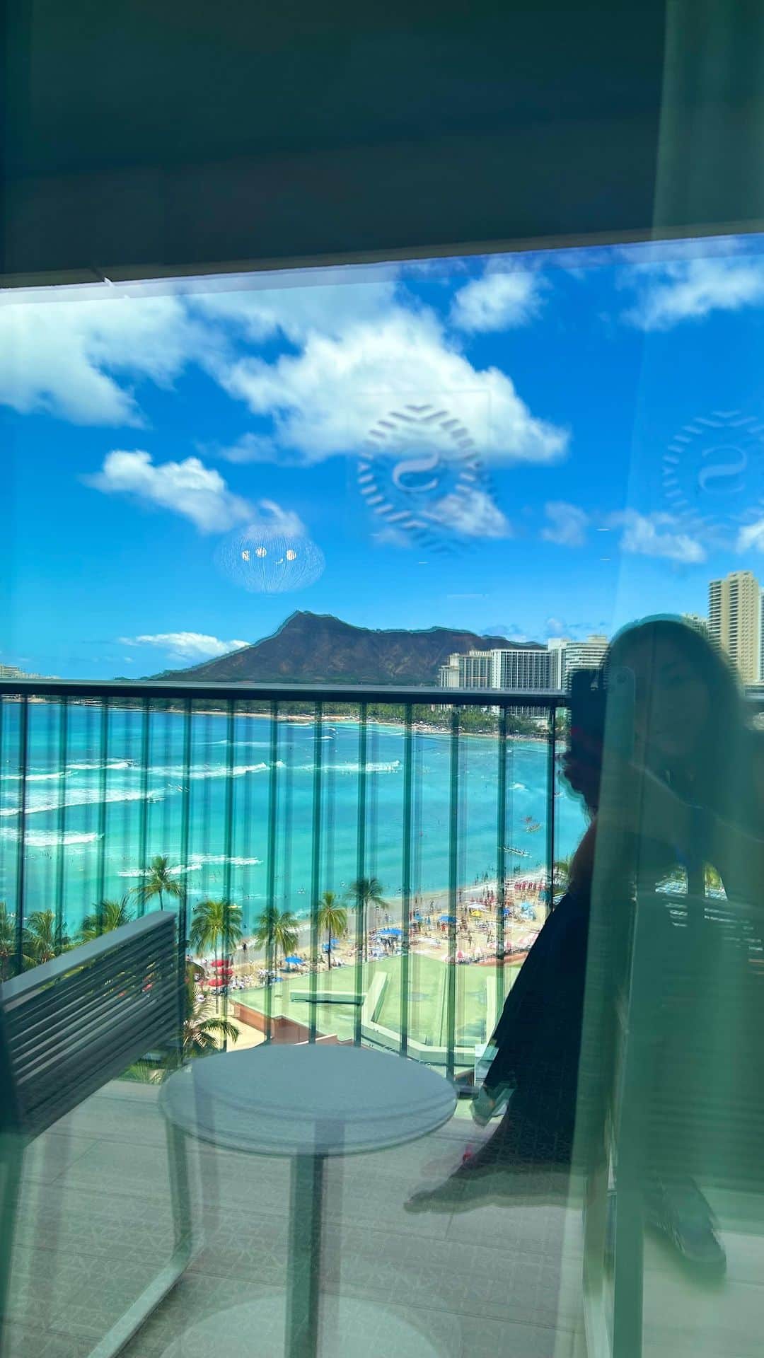 野沢和香のインスタグラム：「今回の滞在は　@sheratonwaikiki のマリアスイート🌴 色々好きなホテルがあって迷ったけど、数年ぶりの久々のハワイだし、毎日景色を堪能したくて、海の見えるラナイのあるお部屋に決定🌴 泊まってみたらアクセスはどこも便利で、インフィニティプールも最高！とっても快適に過ごせました🐬🩵  窓をあけて波の音と心地の良い風を感じながらのお昼寝も最高だし😴 お部屋に帰るたびに広がるワイキキの景色に心満たされます🌴🥰」
