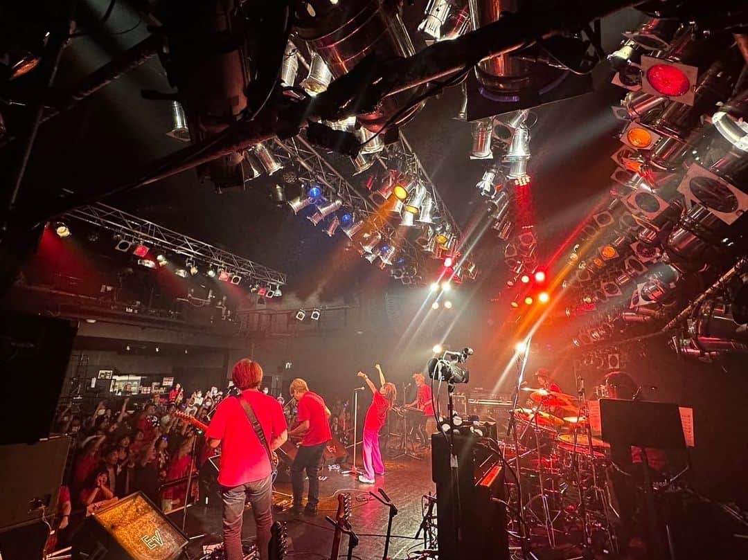 田村直美さんのインスタグラム写真 - (田村直美Instagram)「名古屋ELL❣️ 暑い中集まってくれてありがとう めちゃめちゃ楽しかったね✌️ バンドが日を重ねどんどんパワーアップしていくのサイコー✨✨ よしおさんゲスト参加ありがとう 集合写真にシゲさんも参加‼️わぁい #mojost #DIE #西山史晃 #田中一光 #SUNAO #野村義男」7月23日 22時10分 - tamura_naomi