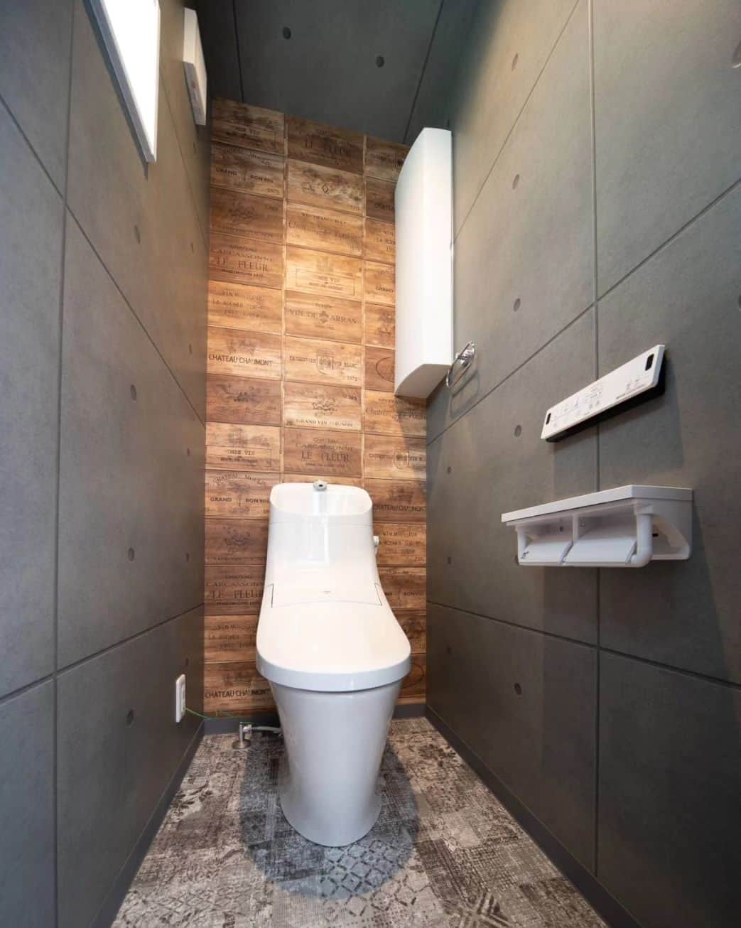 設計室 匠建枚方さんのインスタグラム写真 - (設計室 匠建枚方Instagram)「個性溢れるトイレ空間🚽  濃い色目のクロスはトイレをスタイリッシュな空間にしてくれます🎶  ストーン調を床と合わせることで、よりスタイリッシュな仕上がりになりすね🤗✨✨  匠建枚方は注文住宅専門の工務店。 モデルハウスの見学をご希望の方は、 TEL-0120850515 までご連絡下さい。  詳しくはプロフィール欄から 当社ウェブサイトをCHECK⏩️  #匠建枚方  #注文住宅  #注文建築  #トイレ  #おしゃれトイレ  #トイレインテリア  #階段下トイレ #トイレ手洗い #フロアタイル #アクセントクロス  #タイル調クロス #コンクリート調クロス #トイレ手摺 #トイレ収納 #埋込収納 #マイホーム  #マイホーム計画 #家づくり  #日常  #暮らし  #新築  #一戸建て  #工務店  #枚方工務店  #枚方  #枚方市  #設計  #設計事務所  #大阪  #京都」7月23日 22時12分 - shokenhirakata
