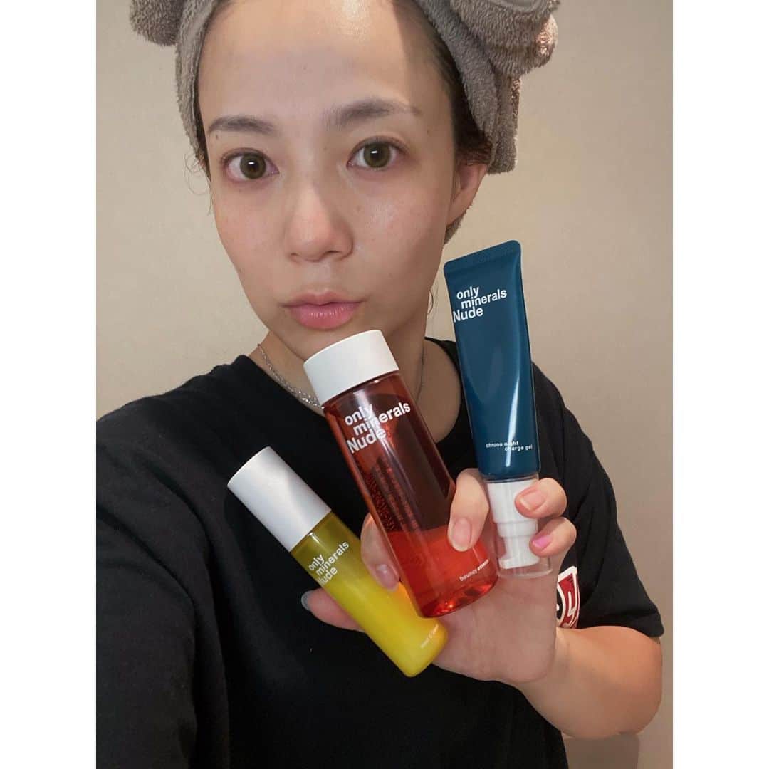 樋口智子のインスタグラム：「ミネラルファンデでも有名な オンリーミネラルのスキンケアを使い始めたら肌の治安が良い🧖🏼‍♀️🤍  基本さっぱりが好きなんだけど(保湿？ベタベタすると毛穴詰まって肌荒れるから🤦🏼‍♀️) 高保湿！とかにはあまり手を出さないタイプ…  だけど、オンリーミネラルのファンデがめっちゃ好きで使ってたから肌に合うかも！と思って使ってみたら、とても良き🙆🏼‍♀️  ワンプッシュでめっちゃ伸びるから、お試しサイズでも全然持つからコスパも←  ニオイ(私的には結構重要)も、さっぱりだけど、癒されるクナ◯プの入浴剤みたいな香り🙆🏼‍♀️🍊🍋🌱💐🪻  最初、うわ。結構ベタベタかも…と思うんだけど(ベタベタ嫌いw)しばらくすると、しっかり浸透してベタつくんじゃなくて、ちゃんと潤う！🩵って感じ☺️  この値段なら試す価値あり🫢 ストーリーにリンク付けたのをハイライトに入れたので、飛んでみてね！お試しあれ♡  #オンリーミネラルヌード #オンリーミネラル #onlyminerals #onlymineralnude #スキンケア #skincare #pr でも本当に良いと思ったものしか紹介しないよ🫣」