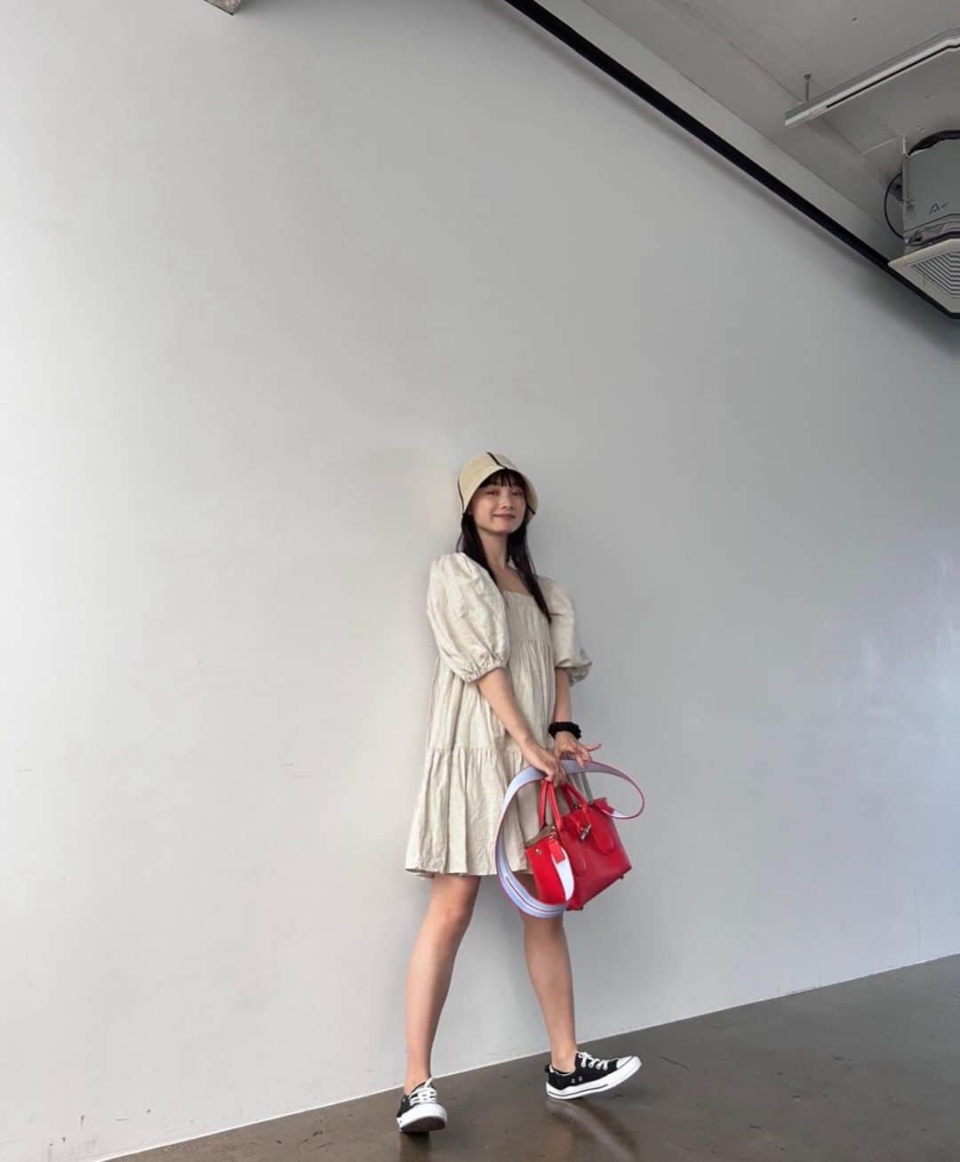新野尾七奈のインスタグラム：「👗 @alexiastam_official  💼 @longchamp  👟 @converse_jp  👒 @murua_official」