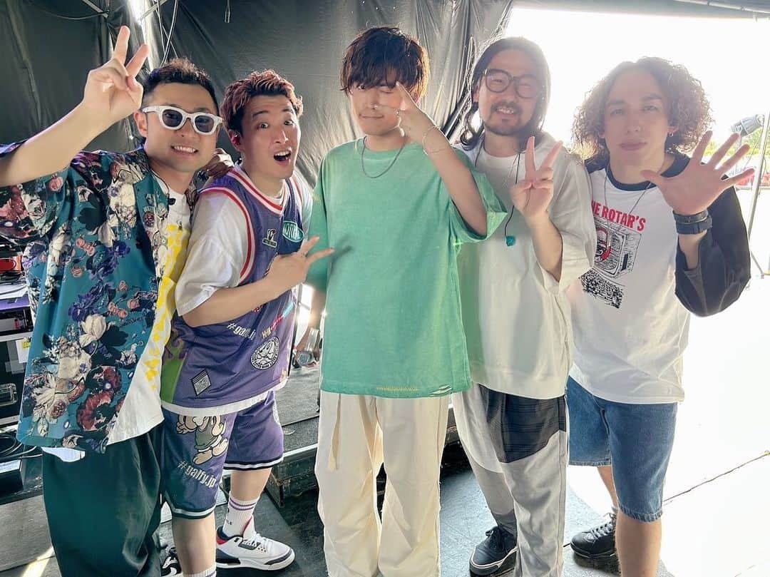 Tani Yuukiのインスタグラム：「#ジャイガ ありがとうございました！ 楽しかった〜！ 体調悪そうな人大丈夫だったかな… 皆様無事帰れますように🙏  会いたい人達にも会えたし、LIVEも見れたし最高❤️‍🔥  2年前sumikaさんのLIVEを横目にすげーって思いながら準備して どわぁ〜っと帰っていく人波を引き止めるために一曲目Myraを歌ったのを覚えてる！ 待っててくれた人達と残ってくれた人たちと楽しかったな〜  今日はあの日すげーって思ったバンドたちと同じ土俵に立って あの日横から見ていた景色の真ん前で あの時と同じ一曲目にしようと思ってたんだ！ 感慨深かったな あの時も今も来てくれてありがとう。 また会いましょう🤝  話しかけてくれた人もありがとうね！ バテバテだ〜…体力つけねば…！！🏃‍♂️」
