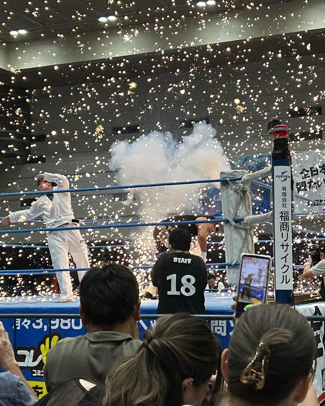 藤原時さんのインスタグラム写真 - (藤原時Instagram)「今年一発目の花火は、大仁田厚さんの「有刺鉄線デリケートマットメガトン電流爆破」でございました。初めて生で観る電流爆破の衝撃たるや、母が昔、スキーのインストラクターをやっていたという衝撃をも遥かに超える、ド級のソレでございました。夢が叶った瞬間です。写真を撮っていただいた宮原選手、有難うございました。最高に興奮しました。  #ajpw #全日本プロレス　#電流爆破 #有刺鉄線デリケートマットメガトン電流爆破デスマッチ #メガトン？」7月23日 22時25分 - fujisakitoki