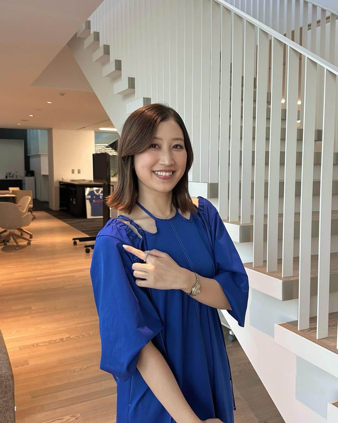 のインスタグラム：「今日のKICK OFF! SHIZUOKA衣装⚽️首元がかわいいワンピースでした💙  新人の岩本アナがいい感じに写真を撮ってくれました〜さすが👏🥹めちゃくちゃ光とかに気してくれて気遣ってくれて申し訳なさから控えめ笑顔笑笑  @miran_iwamoto  #新人アナウンサー #よろしくお願いします #衣装　#KICKOFFSHIZUOKA  #なでしこジャパン意識してます #サッカー」