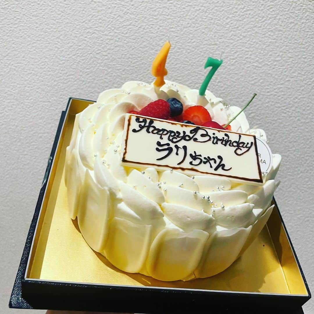 ギャル曽根のインスタグラム：「パパお誕生日おめでとう🥹❤️❤️❤️ これからもずっとみんなでお祝いしようね☺️✨✨ 長生きしてね🥹❤️❤️❤️ いい歳になりますように、、、❤️❤️❤️」