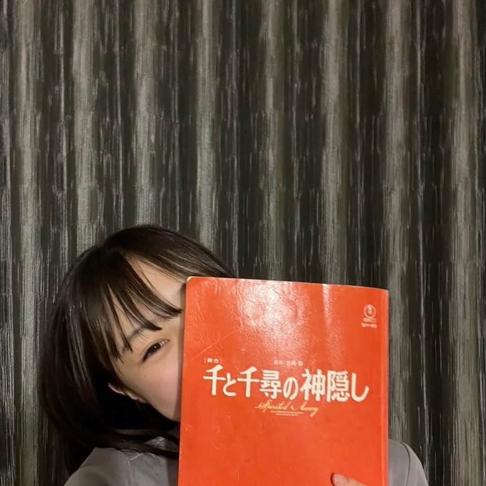 新井美羽のインスタグラム：「お久しぶりです〜！！🙌🏻  私は今、人生初舞台に挑戦しています。 稽古が始まり、二週間ほど経った今、 初めて見る世界に毎日ドキドキして、 舞台の楽しさと大変さを噛み締めているところです。 大好きな作品の世界でお芝居をできることがとても幸せです！  精一杯頑張っていきます！！  舞台『千と千尋の神隠し』 8月13日〜26日　 名古屋、御園座にて アンサンブルとして出演します。  #新井美羽 #トップコート #topcoat #千と千尋の神隠し」