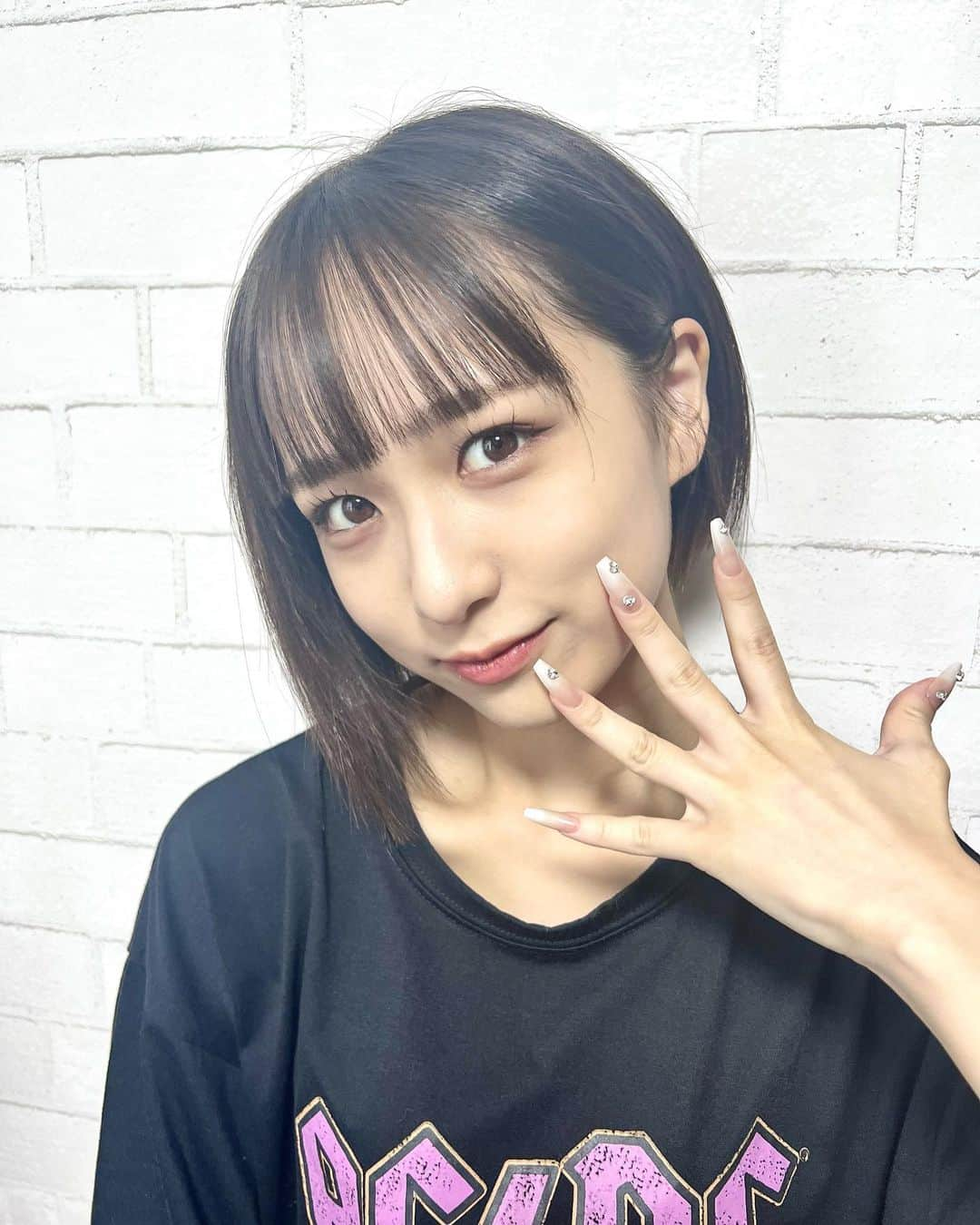 佐藤ひなたのインスタグラム：「・ ・ 2年振りに髪の毛バッサリ切りました！✂️👶🏻  久しぶりのこの長さどーお？  髪を乾かす時間が格段に短くなったし、頭軽くなったよ🐰👍🏻  切った髪の毛で遊んでみた!!  tiktokのフォロワーさん90.0k突破🎉  ありがとうございます🫶🏻 目指せ年内100.0k突破💪🏻  #前下がり #ボブ #美容院 #カット #ロング から #ショート #毛玉  #佐藤ひなた #ひな #06 #ひなdays」