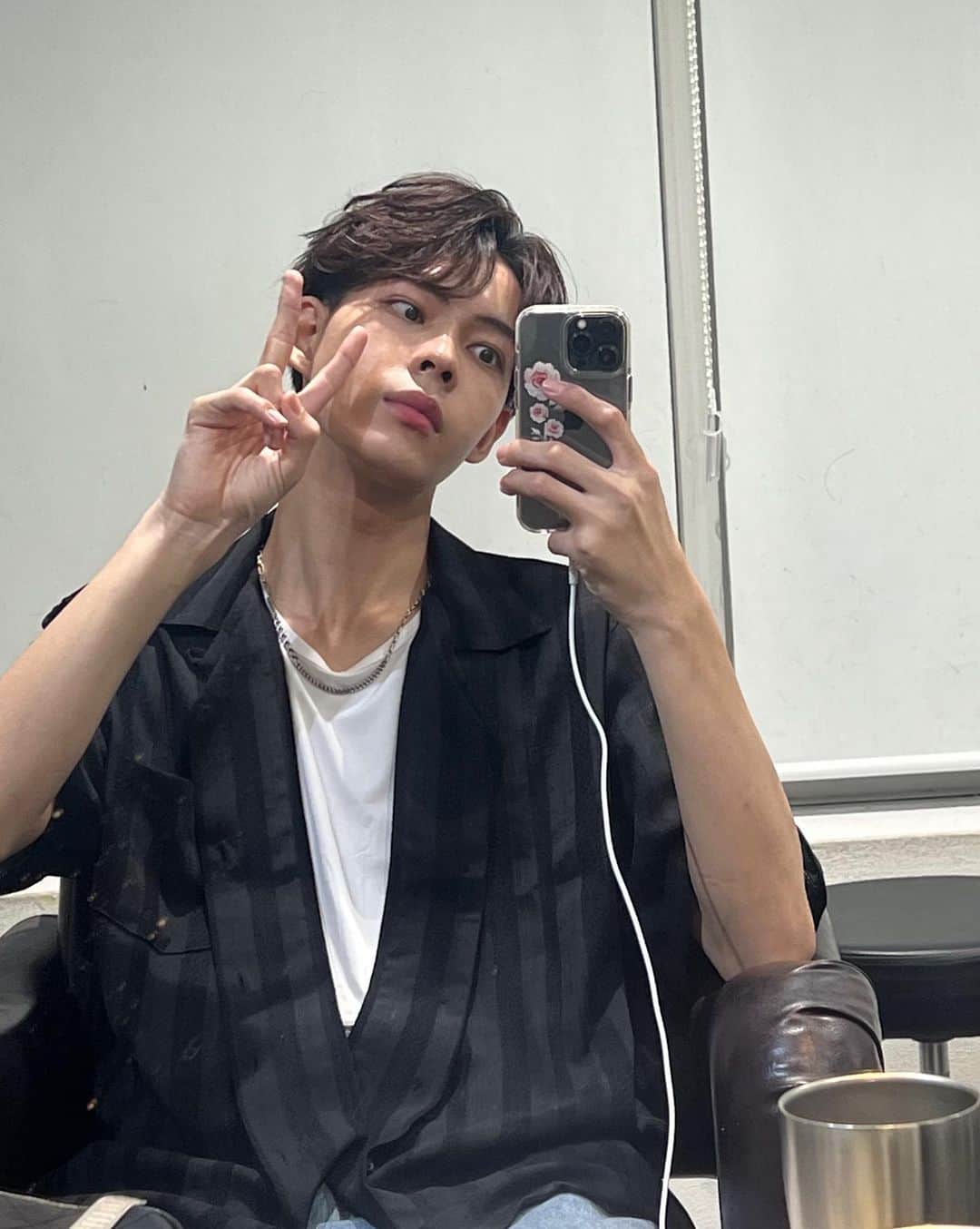 のインスタグラム：「鏡越しー🪞  暑いからみんな熱中症気をつけるんやで〜！ ・ ・ ・ #韓国ヘアー」