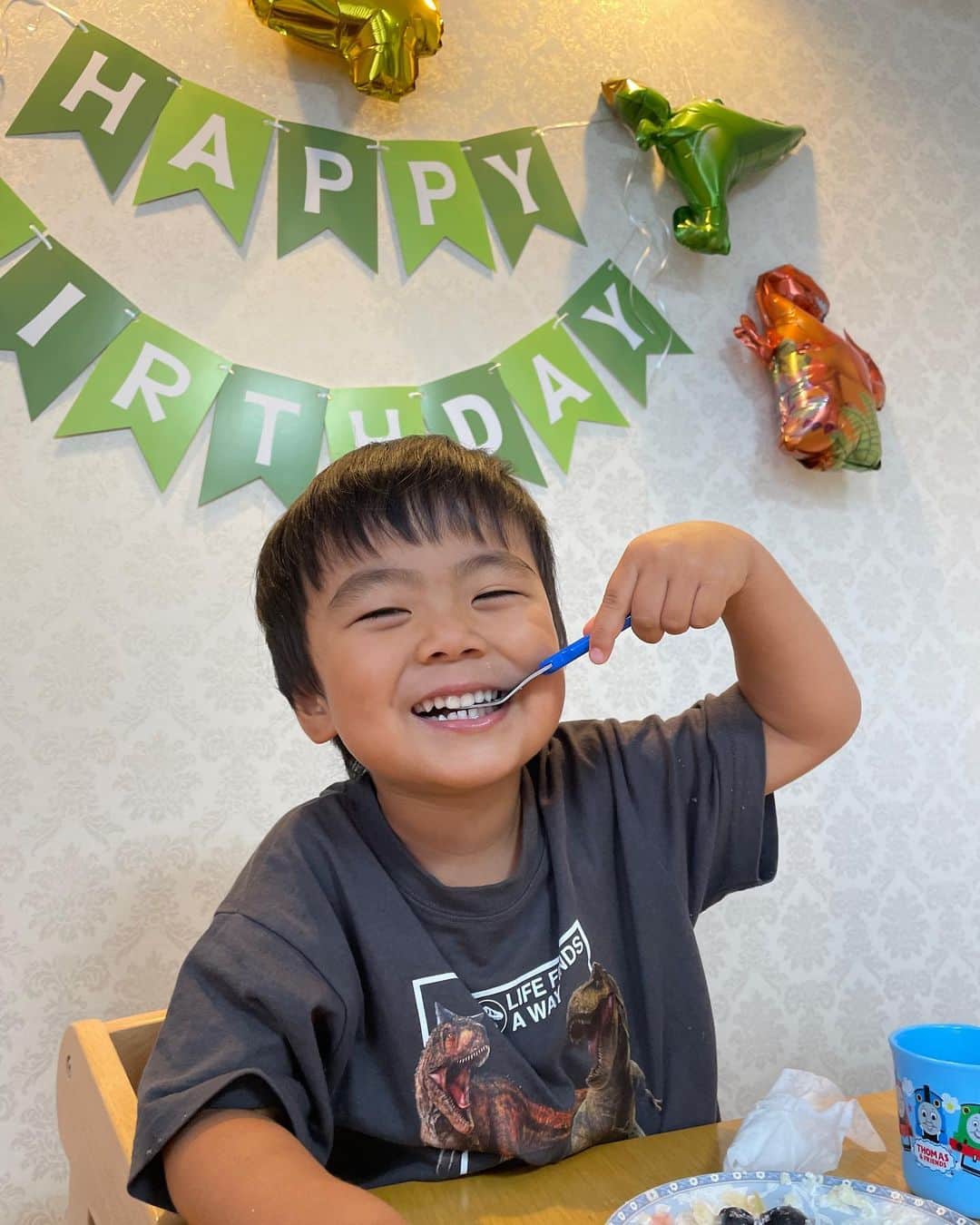 小谷祐喜のインスタグラム：「長男のユイトの4歳の誕生日🎂  朝から1日ずっとニコニコしてて可愛かった😍  最近は恐竜が大好きでほぼ毎日恐竜ごっこしよって言われて食べられてます🦖  いつも元気と笑顔を本当にありがとう😊」