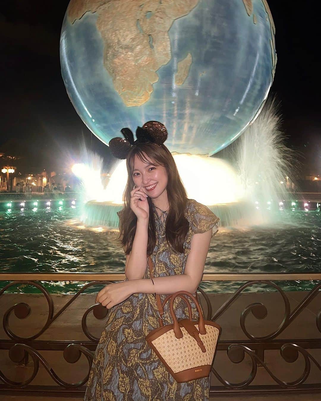 大野愛友佳のインスタグラム：「久しぶりのDisney sea 🌊✨  ウィークナイトでうきちと。 気づけば食べまくりDisneyになってた🍴  暑いことを覚悟して行ったけど 夜は涼しくて、空いてたから 想像以上にゆっくりできた気がする◯  暑い日にさらっと着れる軽いワンピが欲しかったから、 とても役立った❤︎ @naturalbeautybasic_official ❁  #ディズニーコーデ#夏ディズニー#ディズニーシー#ナチュラルビューティーベーシック #naturalbeautybasic#nbb_style #pr#tokyodisneysea」