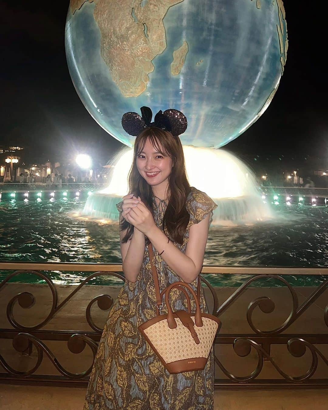 大野愛友佳さんのインスタグラム写真 - (大野愛友佳Instagram)「久しぶりのDisney sea 🌊✨  ウィークナイトでうきちと。 気づけば食べまくりDisneyになってた🍴  暑いことを覚悟して行ったけど 夜は涼しくて、空いてたから 想像以上にゆっくりできた気がする◯  暑い日にさらっと着れる軽いワンピが欲しかったから、 とても役立った❤︎ @naturalbeautybasic_official ❁  #ディズニーコーデ#夏ディズニー#ディズニーシー#ナチュラルビューティーベーシック #naturalbeautybasic#nbb_style #pr#tokyodisneysea」7月23日 22時22分 - ohnoayuka