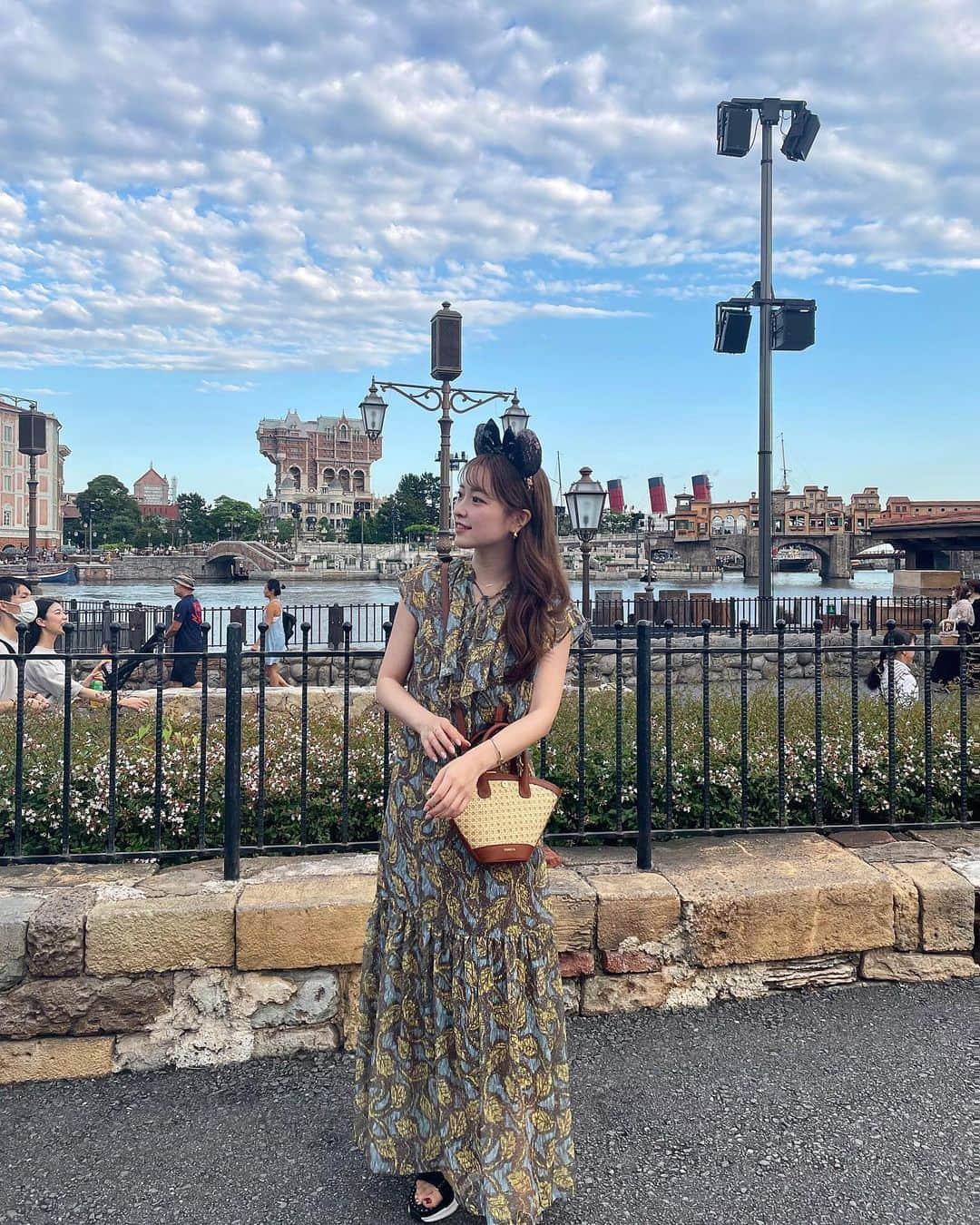 大野愛友佳さんのインスタグラム写真 - (大野愛友佳Instagram)「久しぶりのDisney sea 🌊✨  ウィークナイトでうきちと。 気づけば食べまくりDisneyになってた🍴  暑いことを覚悟して行ったけど 夜は涼しくて、空いてたから 想像以上にゆっくりできた気がする◯  暑い日にさらっと着れる軽いワンピが欲しかったから、 とても役立った❤︎ @naturalbeautybasic_official ❁  #ディズニーコーデ#夏ディズニー#ディズニーシー#ナチュラルビューティーベーシック #naturalbeautybasic#nbb_style #pr#tokyodisneysea」7月23日 22時22分 - ohnoayuka