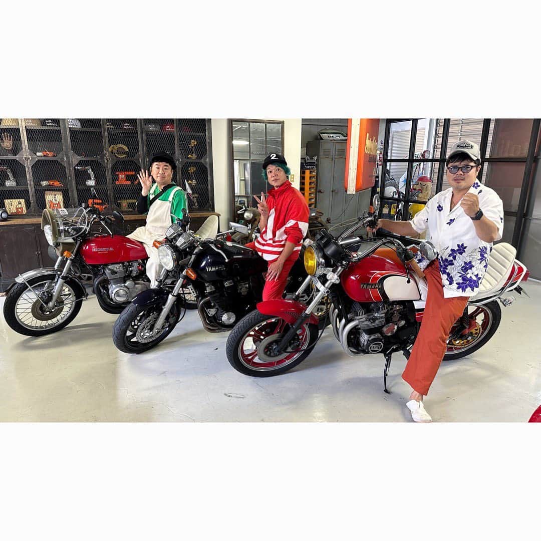 佐田正樹のインスタグラム：「思い出。  福岡吉本8期生。  同郷同期。  それぞれの愛車に跨って。  これもまた何十年後の思い出になる。  おじさんなってもなーんも変わらん。  黒瀬くんの提案で撮った写真。  無意識でポーズが、グーチョキパーw  #福岡吉本」