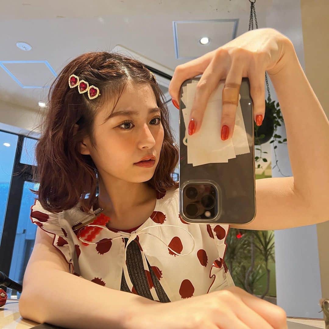 月足天音のインスタグラム：「iPhone逆さにするのにハマってる」