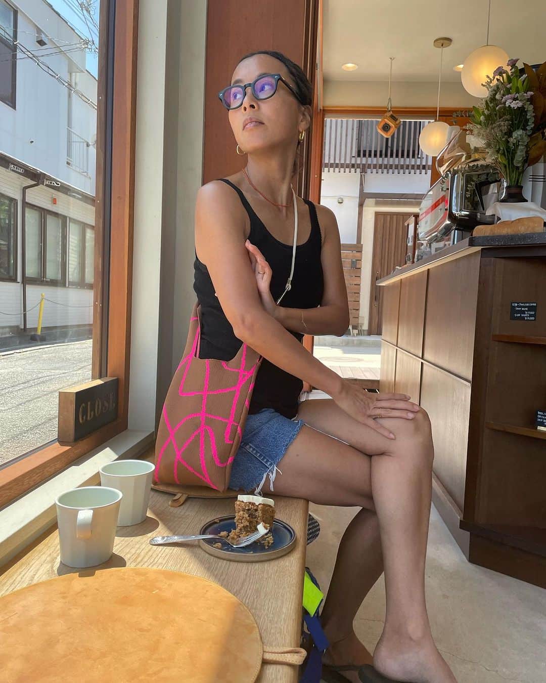 渋木さやかのインスタグラム：「⠀ 📍@poolsidecoffee ☕️ 逗子のおすすめのコーヒー屋さん。 その名の通り、カフェの隣にプールがあり、そこの短期コースに通ってみたドングリさん。今まで仕事があるから来れなかったけど、今年はチャレンジ。やっぱり、連続して来ると上達が早い気がする。  ⠀ 📍 @habuka.kamakura  鎌倉の昔ながらの町中華。 夏ってなんで町中華が食べたくなるんだろう。夫や周りのパパ友さんもこちらのお店のファン多し。冷やし中華食べながらTV観れるとか最高。(おじさんファン多め)  ⠀ 📍ドングリ最近サーフィンで立てるようになってきました。(なぜかグーフィー)サーフィンといえばパパが一番嬉しいようです。  ⠀ 子供の夏の海や川遊びに、ライフジャケットおすすめだよ。うちは海外旅行にも持っていってます。 浮き輪🛟は持ってないというアンバランスさが、わが家。  ———————- Bag : @beej_india  ニットbagなんだけど取り外しできる紐がついてるなんて素晴らしすぎて優勝🏅  ⠀  ドングリがスイミング後に被るスイミングキャップ？髪の毛が早く乾く帽子、「すみっコぐらしの🍤エビフライのシッポ」なんだけど、それを見た夫が「ダサい…からやめさせてよ。」というもんだから「子供が気に入ってるものにダサいという言葉は使わないで欲しいし、否定しないで欲しい」と軽く言い争いをした。自分では気に入っていたものを、近しい人に「ダサい」なんて言われたら、急に輝きが消えて、要らなくなる感覚を私は知っているから。そして他の子にも「それダサい」と平気で言う子になって欲しくない。夫は「そう？俺が気に入ってんだからよくない？」と言えるタイプなので、それはそれでカッコいいんだけど、そこの域に一般人は中々いけないんだよね😀  ⠀ #夏休み3日目 #渋木のおすすめ#逗子葉山#逗子カフェ#逗子コーヒー#鎌倉グルメ#鎌倉ランチ#海沿い暮らし#海のある暮らし#鎌倉ライフ#湘南ライフ」