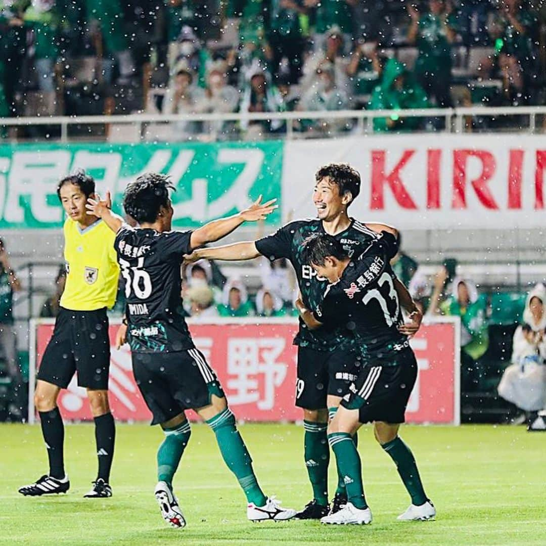 片山真人のインスタグラム：「【ガチャスタグラム 試合篇】  前半戦ラストの試合を快勝✨ 今週末からの後半戦にこの流れを繋げようぜ👍 みんなで巻き返していくで❤️‍🔥🤝  #明治安田生命j3リーグ 19節八戸戦⚽️ #勝利 👍 #松本山雅fc ファミリー全員で掴んだ勝ち🤝 #無失点 試合🥅 山雅ファミリーのみんな、おめでとうやしありがとう😊 #後半戦 に繋げよ💨  またいろんな#positive があった試合🏟️  #滝裕太 選手の滝ゾーンゴール⚽️ #鈴木国友 選手の追加点✨ #渡邉千真 選手の移籍後初ゴール👍 #j3 初ゴール⚽️ みんなが待ってた待望のゴール👏 #菊井悠介 選手のスーパーアシスト✨ #安永玲央 選手の移籍即スタメン出場⚽️ #クリーンシート 🧤 などなど👍  これをコツコツ積んでいく⤴️  めっちゃ大事なこと👌  試合後のインタビューも久しぶりにできたし良かった🎙️✨  ほんで嬉しい再会も☺️ #相澤ピーターコアミ 選手🤝 #新人研修 （Jリーグのやつ）片山班🧑‍🏫 わざわざありがとう😊 ※村越選手とはラインメール青森で一緒⚽️  #片山真人 #ガチャ 盛り上げ隊🔥 #ヤマガフェス のやつはまた次回作で📱 #イオンスタイル 松本店長とも1枚📸  とにかく暑くてバタバタな1日やった😆 けどいい日になった👍  さあ次は後半戦スタートのアウェイ愛媛FC戦🔥  #リベンジ の試合⚡️ #眼には目を 🔥  みんなで何としても勝とうぜ‼️‼️  #絶対に負けられない戦い 🔥 #onesoul や☝️  俺は当日は#朝日村 から全力応援📣 #パブリックビューイング ✨  また今週もガンガン盛り上げていくわ⤴️  とりあえず本日終了☑️ お疲れしたーーー😪💤」