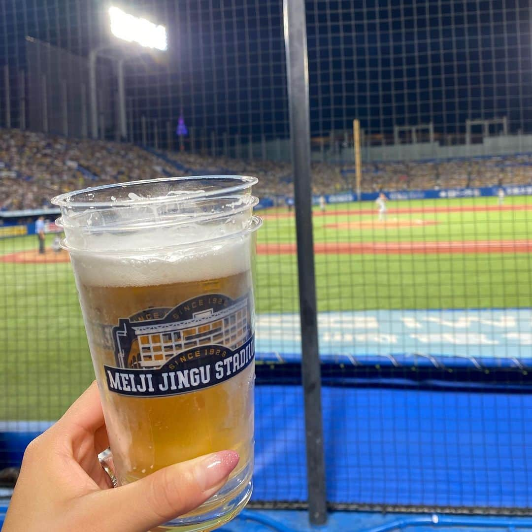 小尾渚沙さんのインスタグラム写真 - (小尾渚沙Instagram)「⚾️🍺  スワローズのレジェンド・青木選手が投げてくれた直筆サインボールをナイスキャッチ〜‼️😍  わーい‼️⚾️👏 リビングに飾ろーっと❤️ 一生の宝物にします🥰✨  今日もアツい試合でした😆👏 . . #スワイプしてね 👉 #青木宣親 選手 #すわほーはお預け #小尾ールタイム #休日 #ビール大好き #ビール女子 #🍺 #フリーアナウンサー #小尾渚沙」7月23日 22時32分 - obi_nagisa